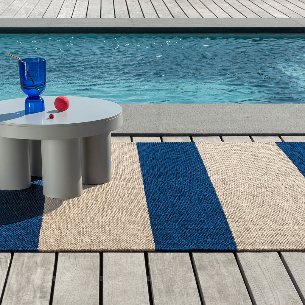 
Handgewebter In-/Outdoor Designer Teppich „Deck Electric Blue“ - 140 x 200 cm