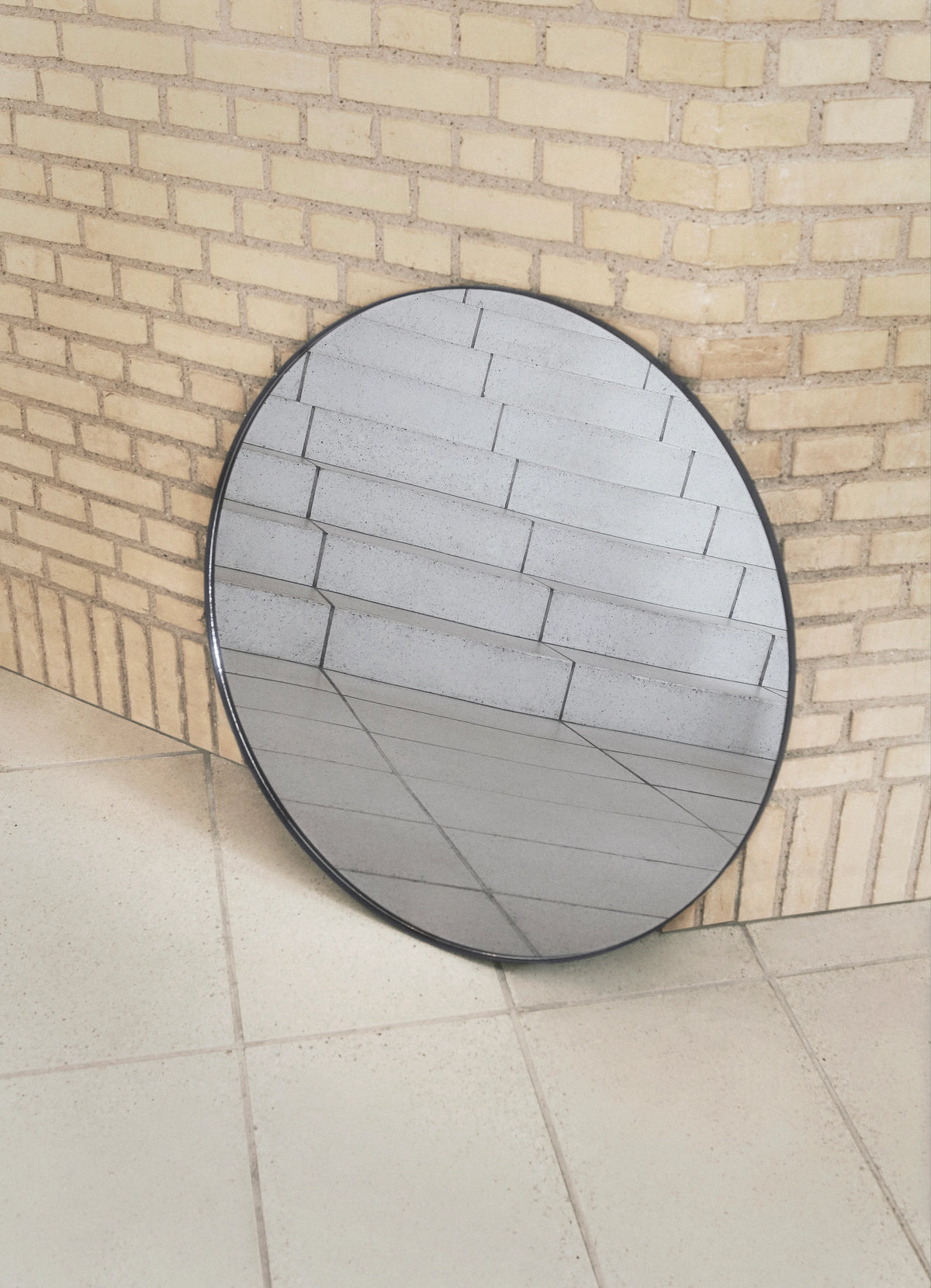 
Specchio da parete di design “Circum” Ø 70 cm - Nero