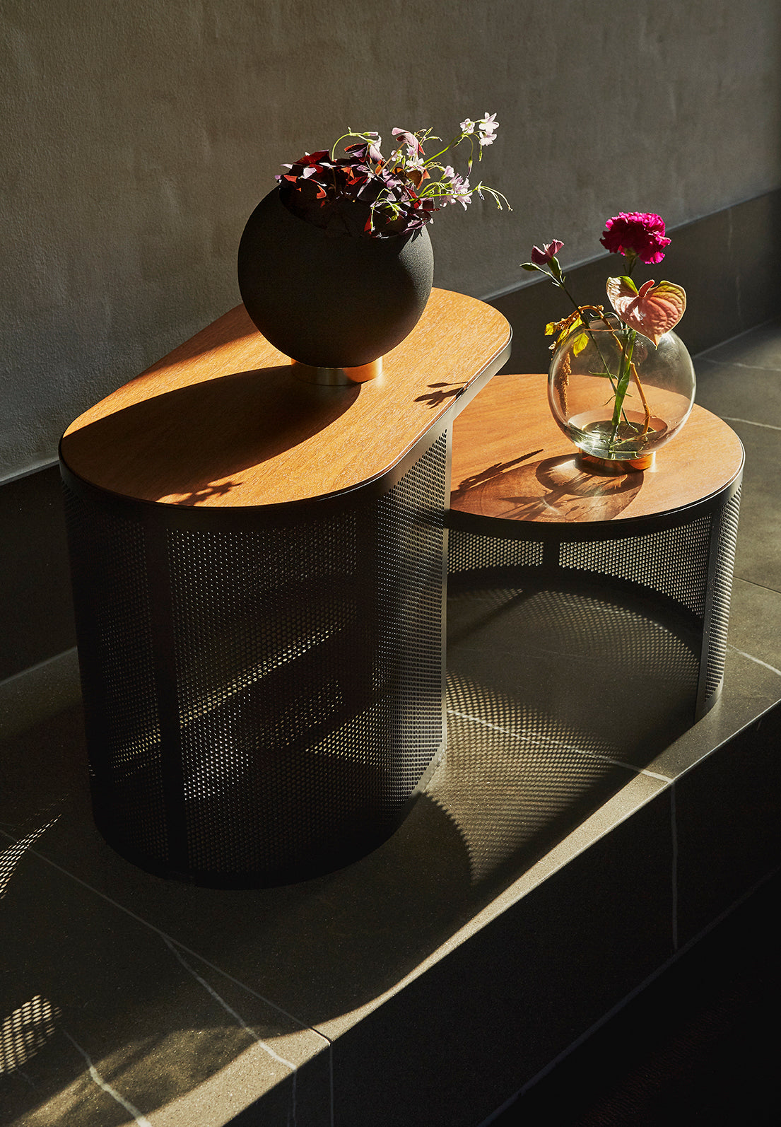 
Design Beistell-/ Couchtisch „Pausillus“ mit Nussbaum Tischplatte - Ø 46 x 30.2 cm
