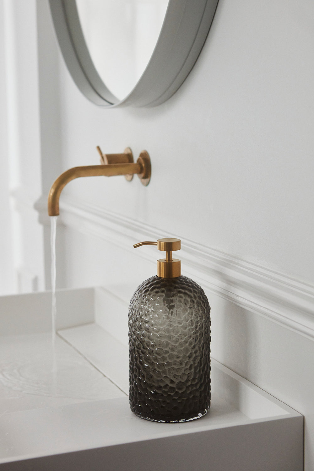 
Distributeur de savon design « Arura » Noir/Or - Grand, Ø 10,7 x 20 cm