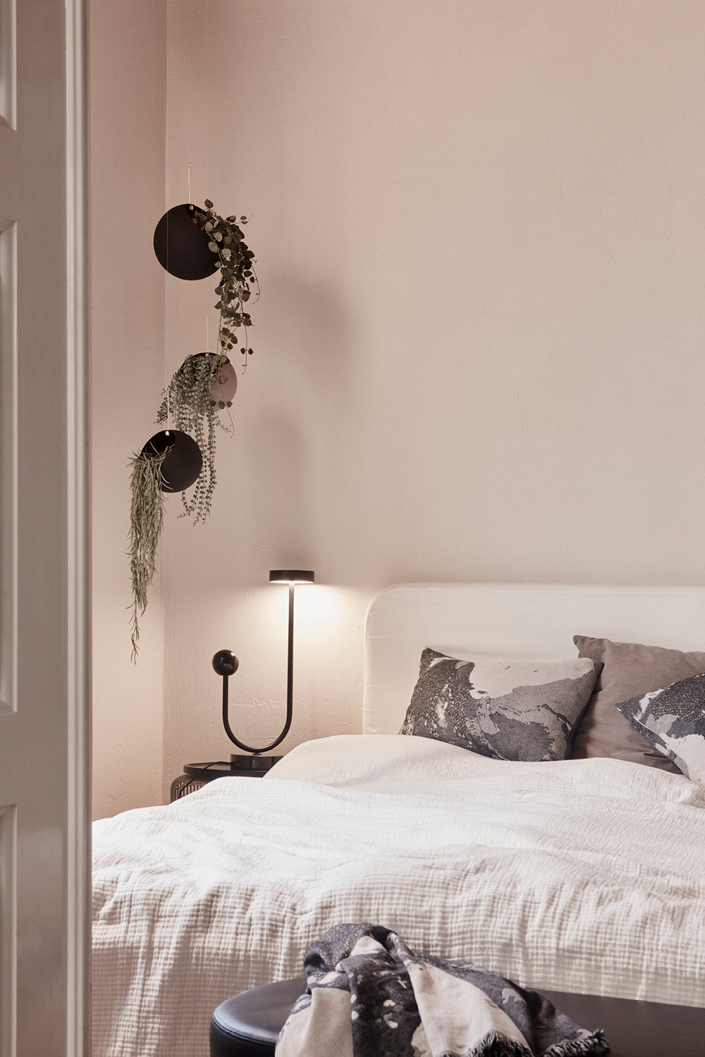 
Hanging Indoor/Outdoor Designer Planter "Globe", Taupe/Gold - Ø 17 x 28 cm