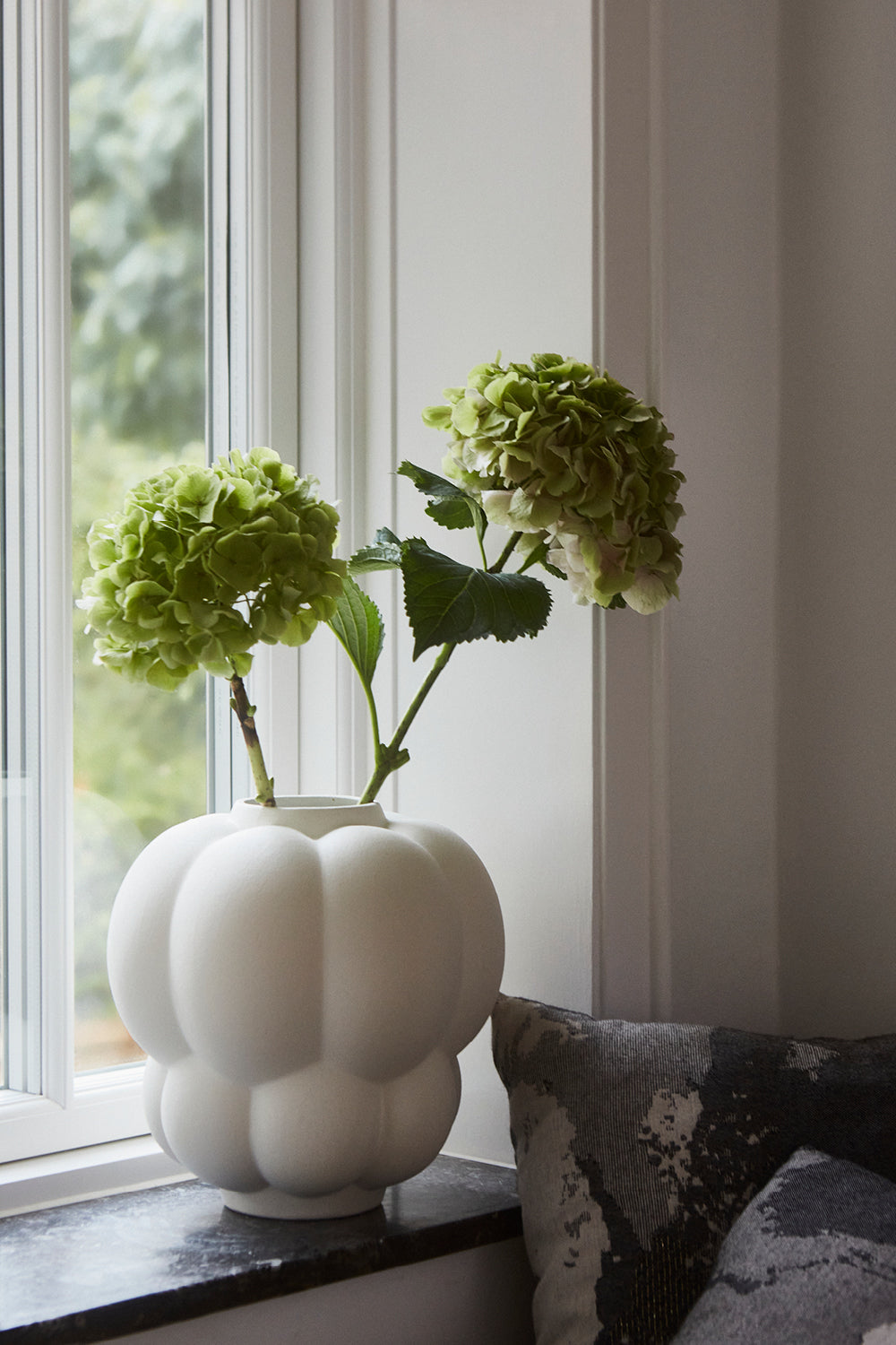 
Hand-blown designer vase "Uva" - Cream - Small