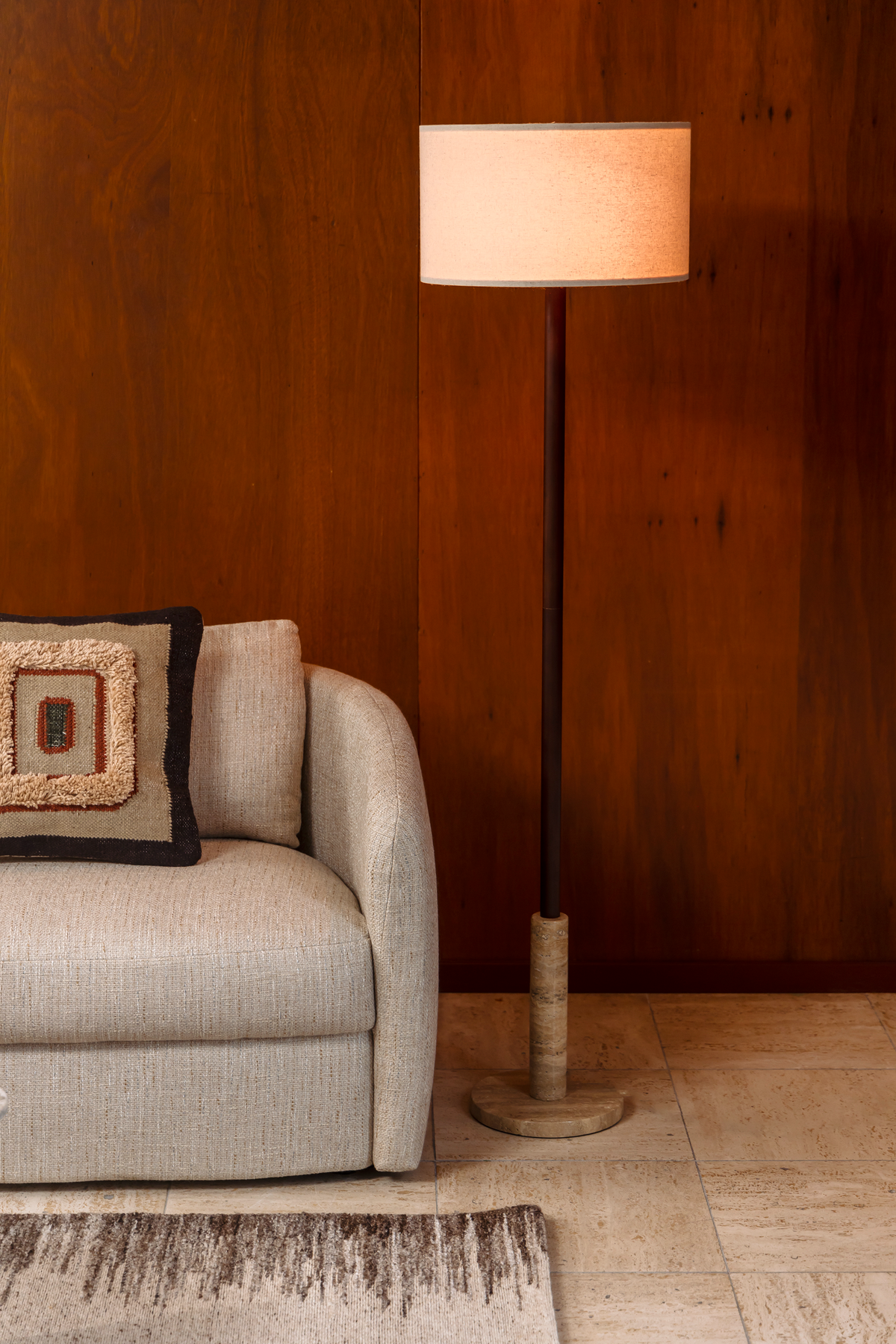
Lampadaire design « Jackson » avec socle en travertin