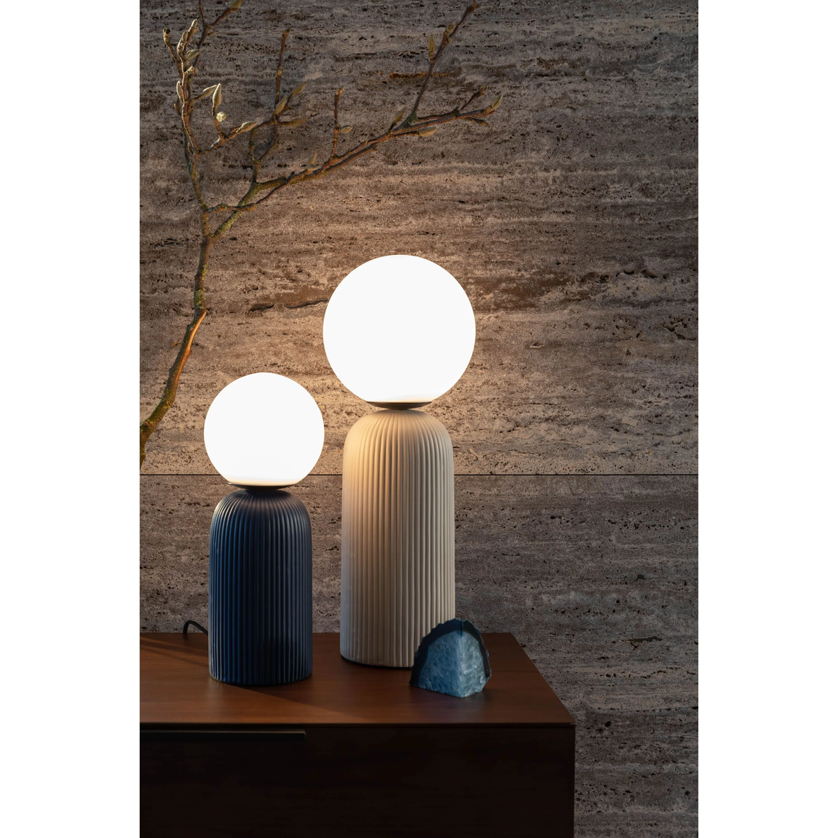 
Lampada da tavolo di design «Dash» con base in ceramica, Ø 15 x 38 cm, blu scuro