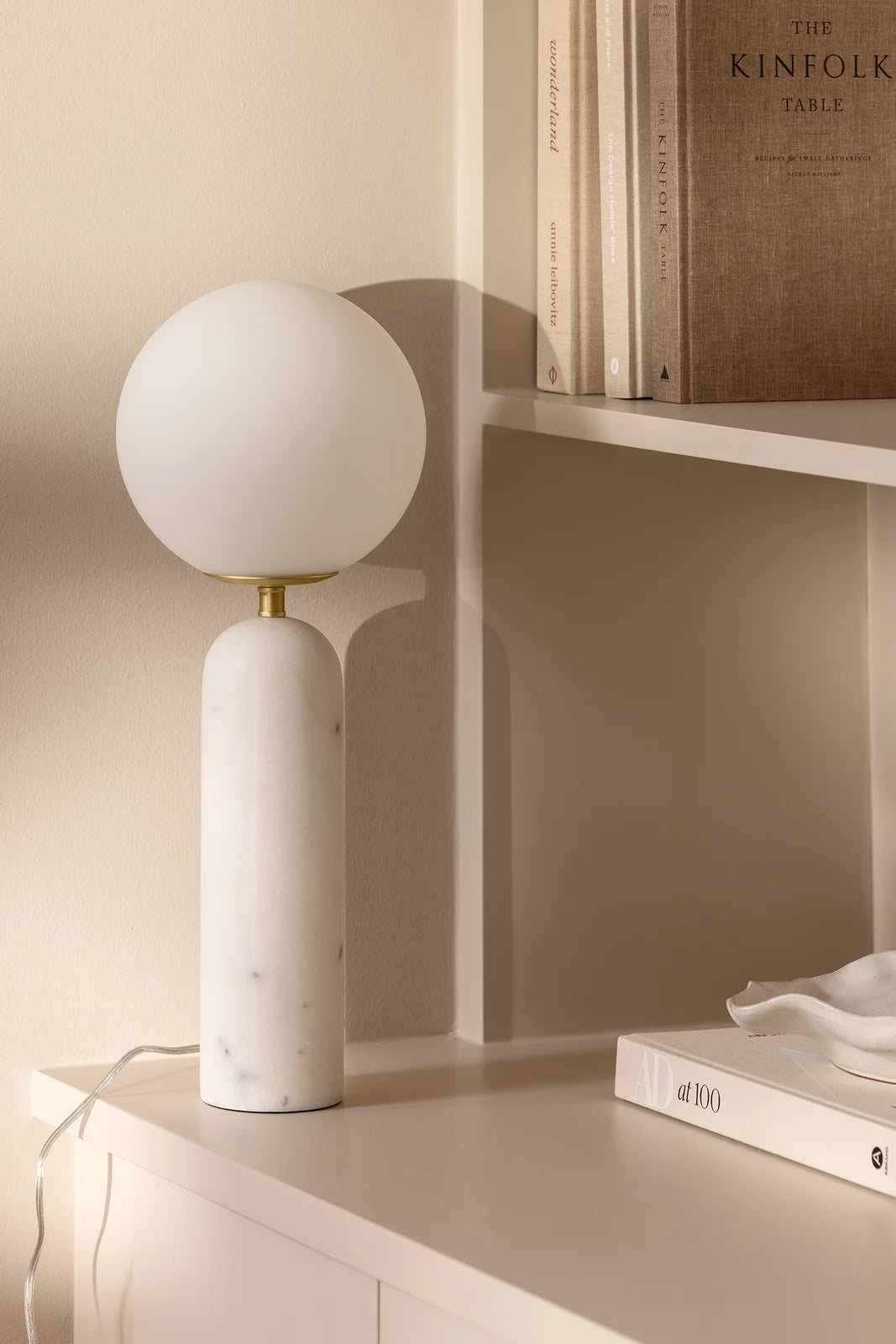 
Grande lampada da tavolo di design „Torrano“ con base in marmo - marmo bianco