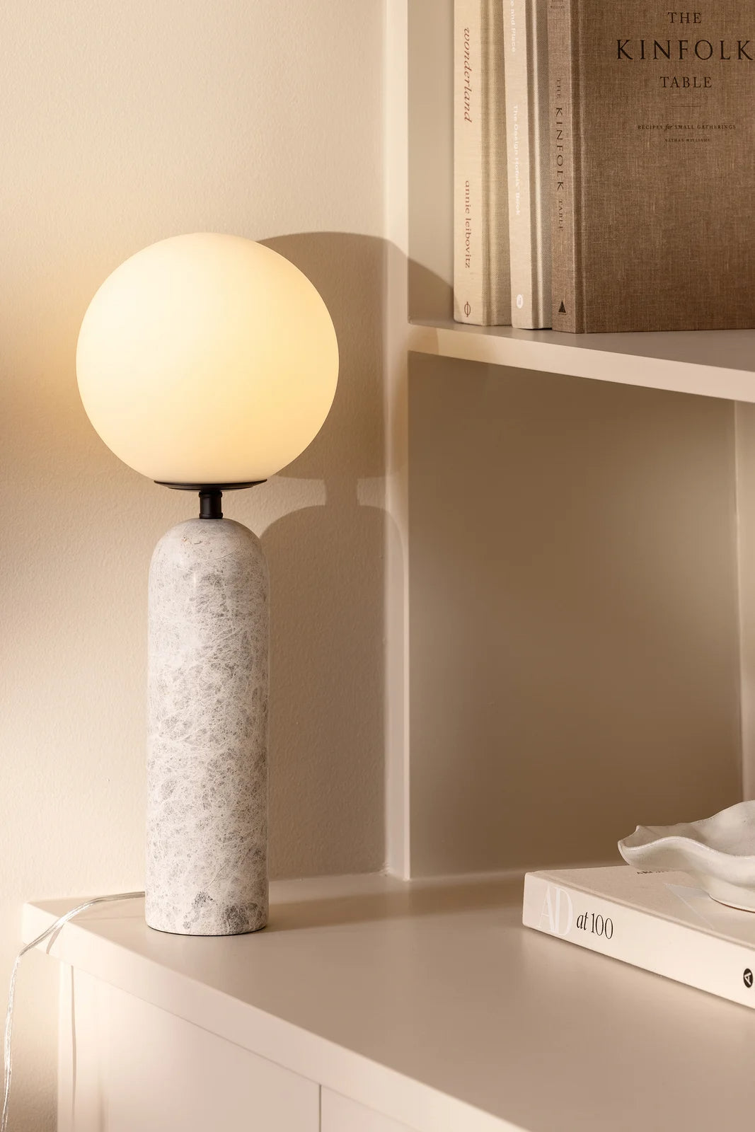 
Grande lampada da tavolo di design „Torrano“ con base in marmo - marmo grigio