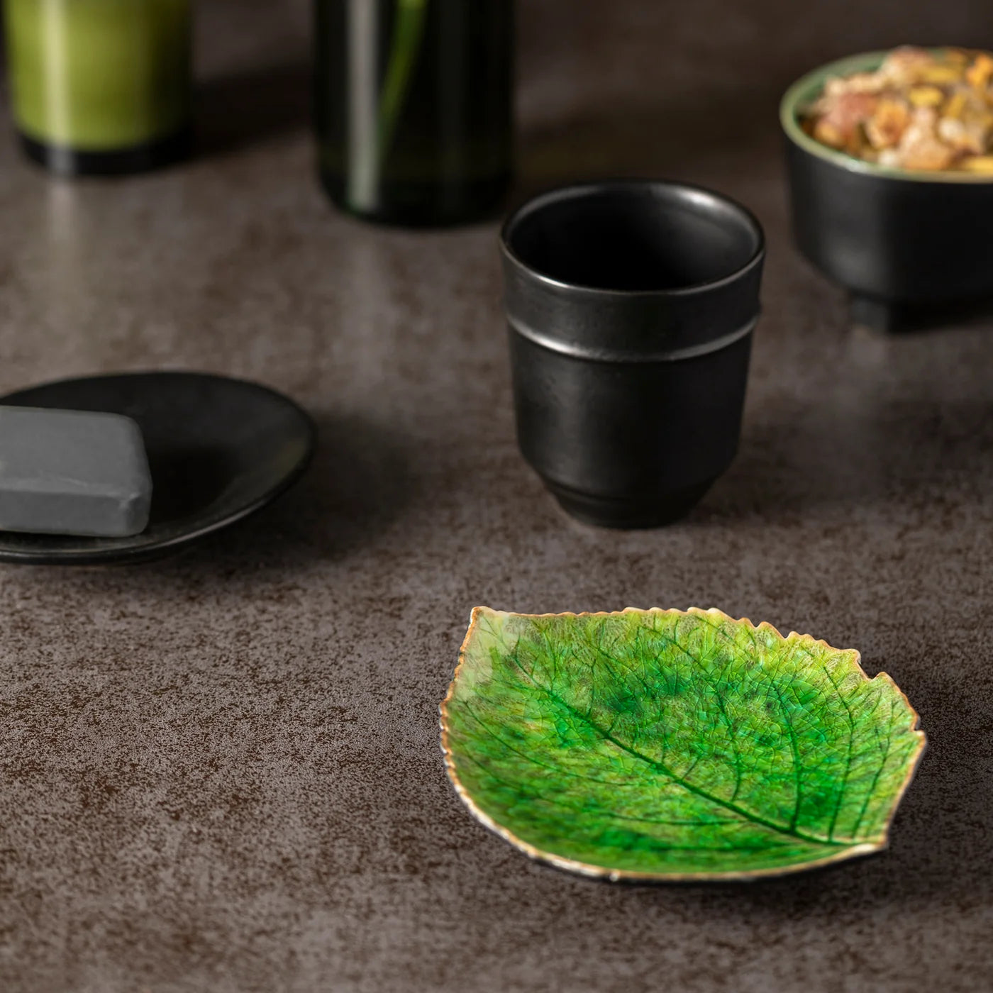 
Handmade Bread Plate "Riviera Hydrangea Leaf" - Tomate