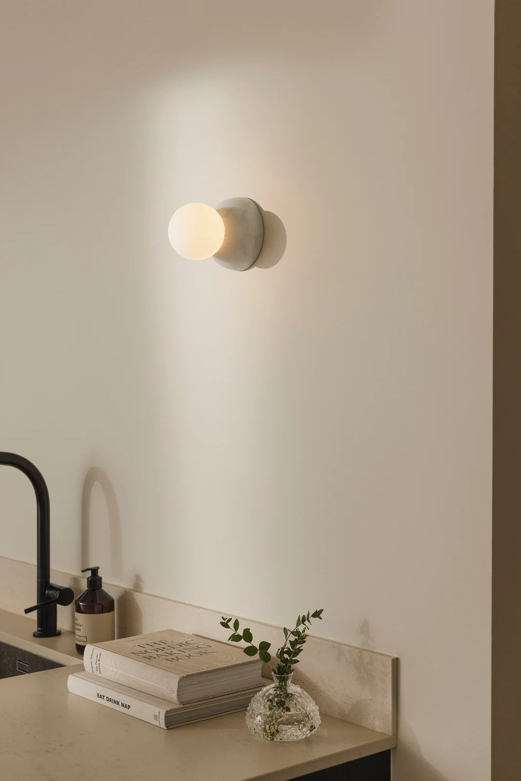 
Lampe murale et plafonnier design « Torrano » avec base en marbre - marbre blanc