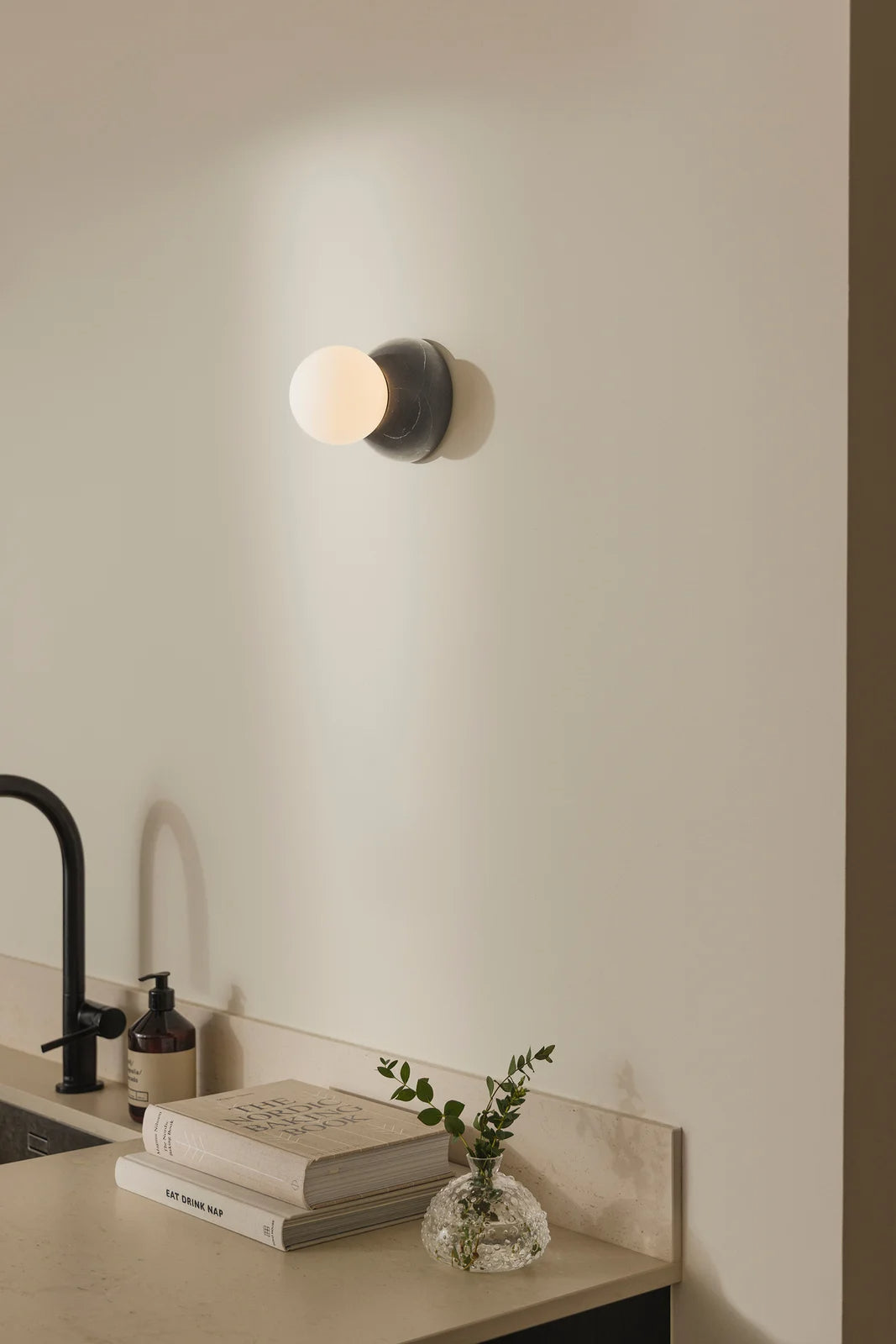 
Lampe murale et plafonnier design « Torrano » avec base en marbre - marbre noir