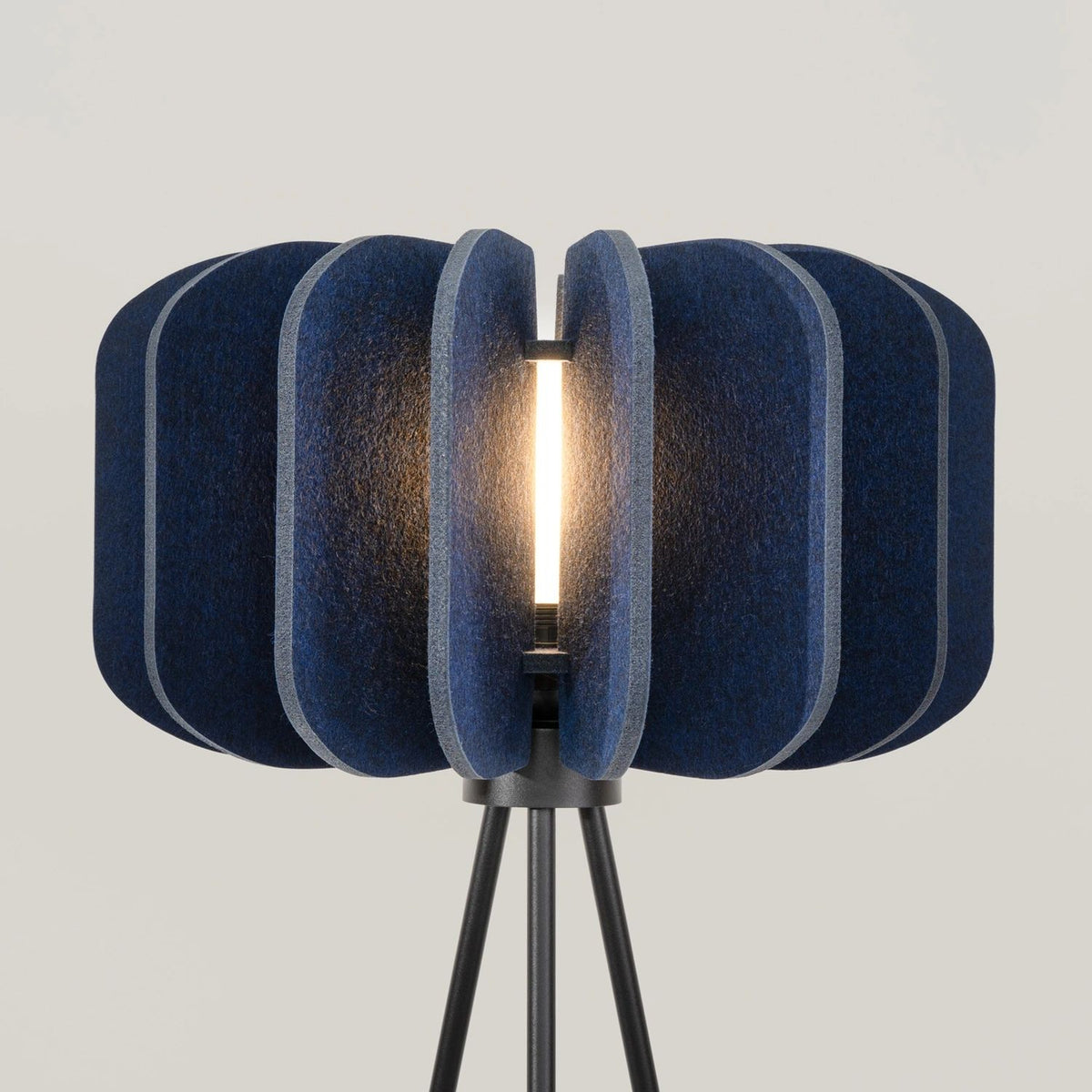 
Design Stehlampe „Mula" - Marineblau/Schwarz