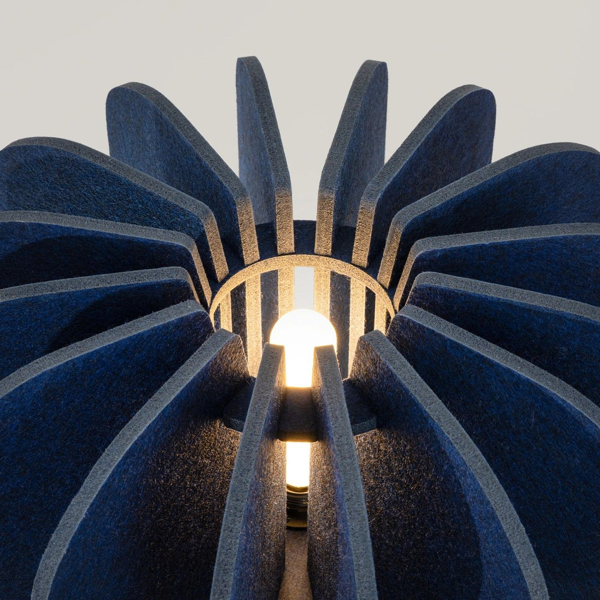 
Design Stehlampe „Mula" - Marineblau/Schwarz