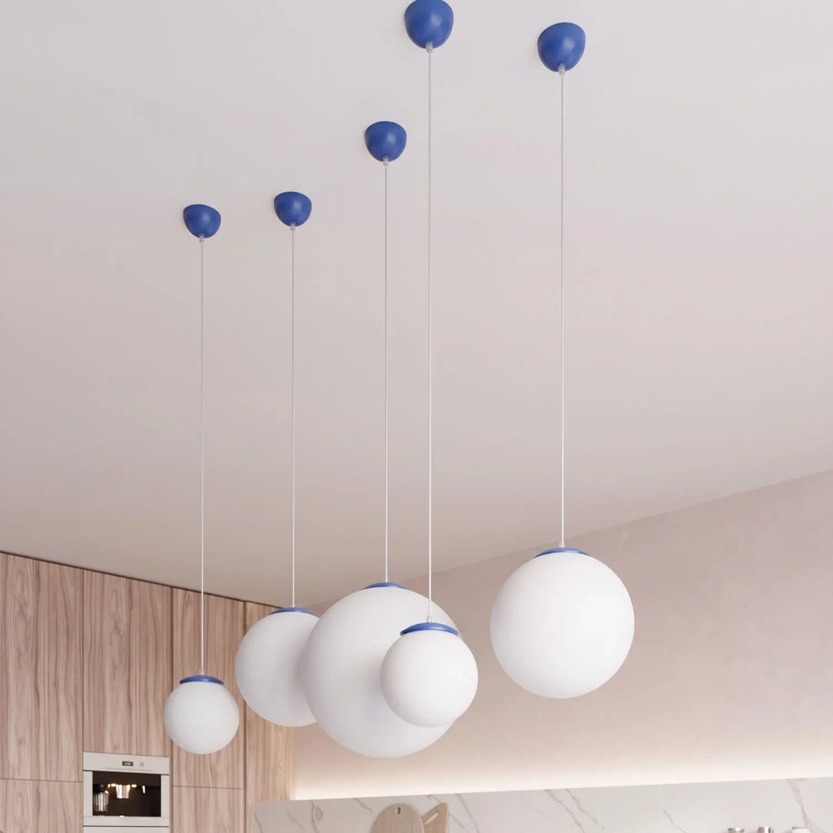 
Design Pendellampe „Ugo“ Ø 30 cm - Weiss / Ultramarine