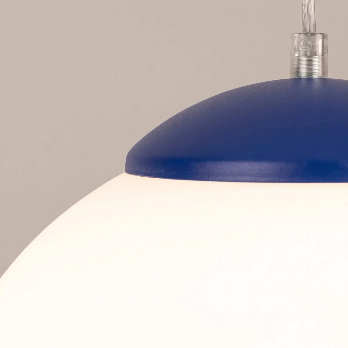 
Design Pendellampe „Ugo“ Ø 30 cm - Weiss / Ultramarine