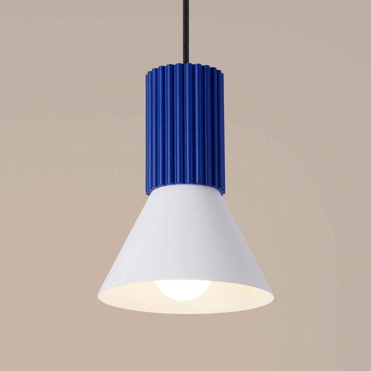 
Lampada a sospensione di design „Estria“ a 1 luce - Bianco/Ultramarino
