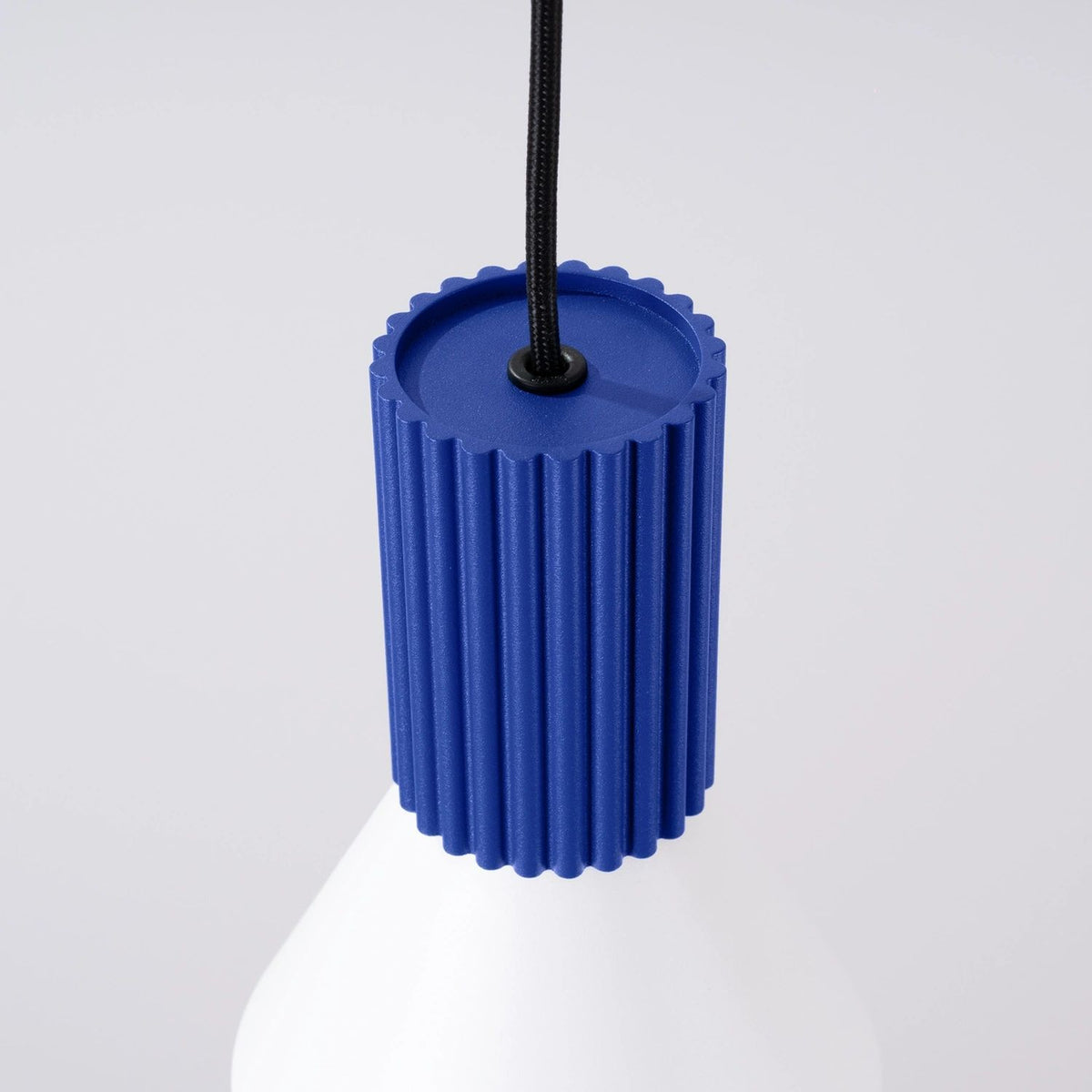 
Lampada a sospensione di design „Estria“ a 1 luce - Bianco/Ultramarino