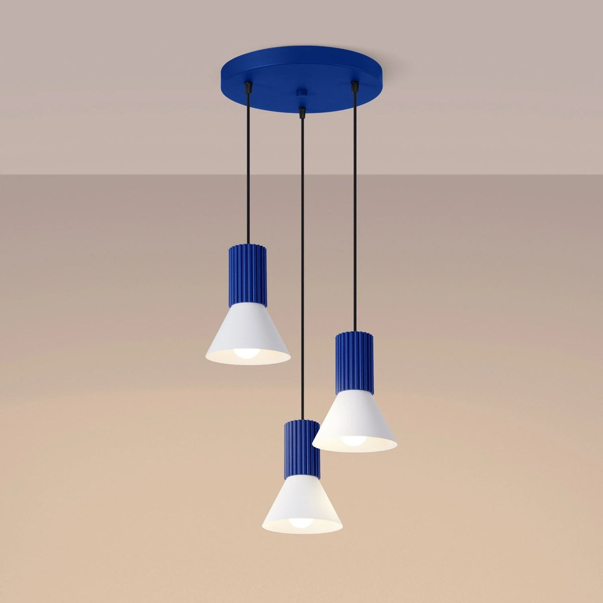 
Lampada a sospensione di design „Estria“ a 3 luci - Bianco/Ultramarino