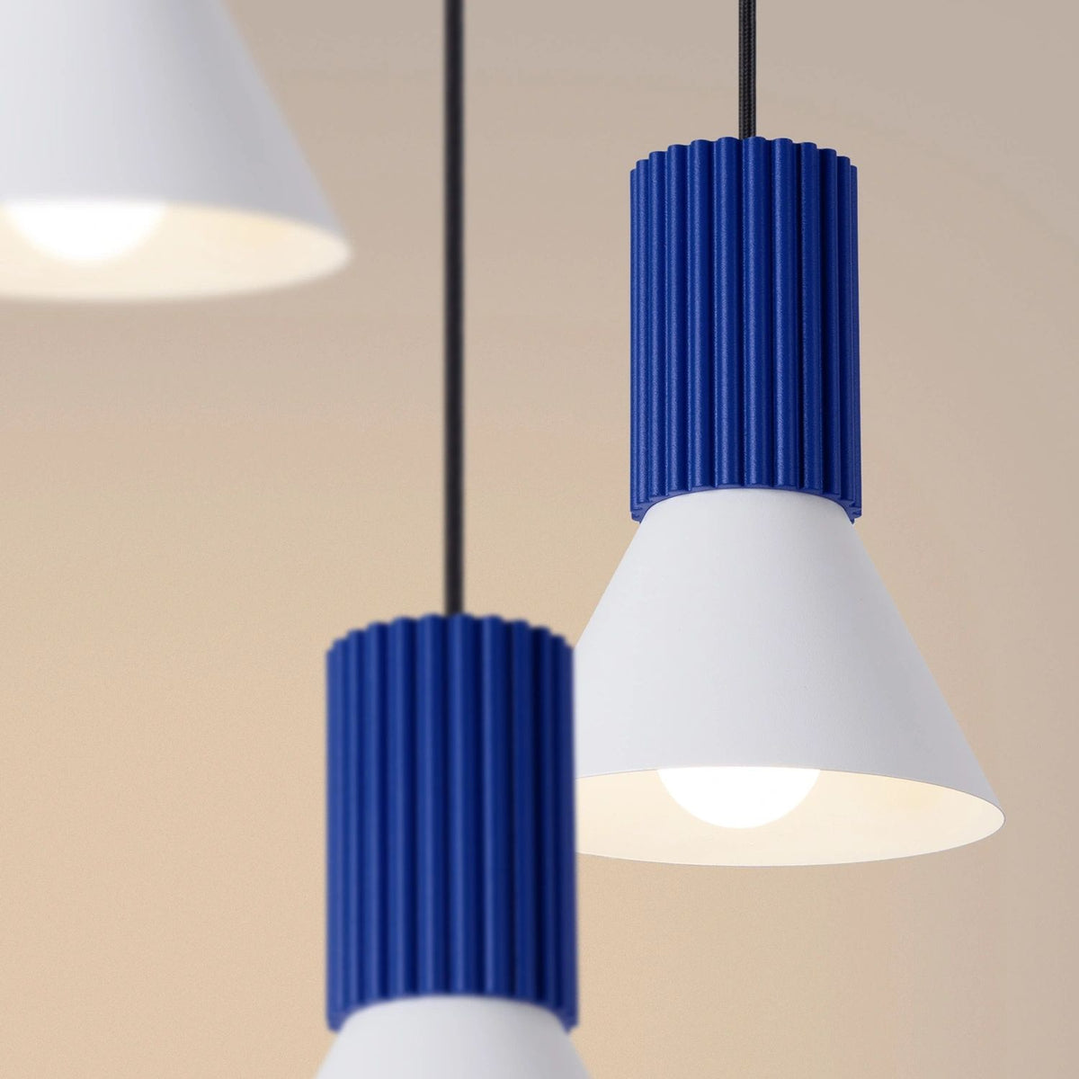 
Lampada a sospensione di design „Estria“ a 3 luci - Bianco/Ultramarino