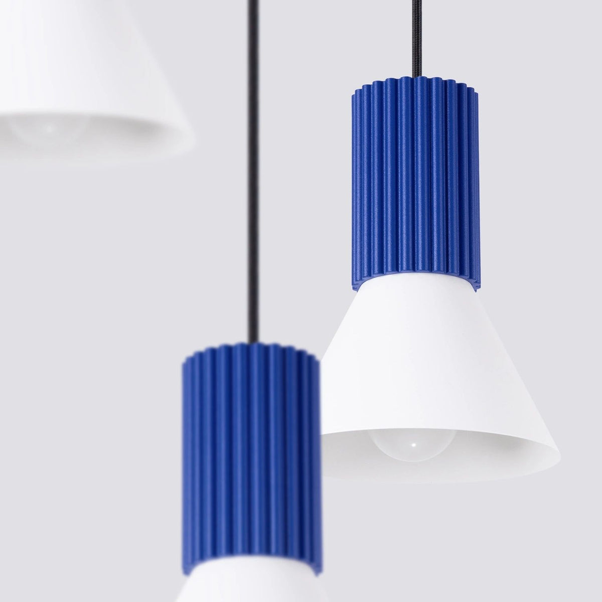 
Lampada a sospensione di design „Estria“ a 3 luci - Bianco/Ultramarino