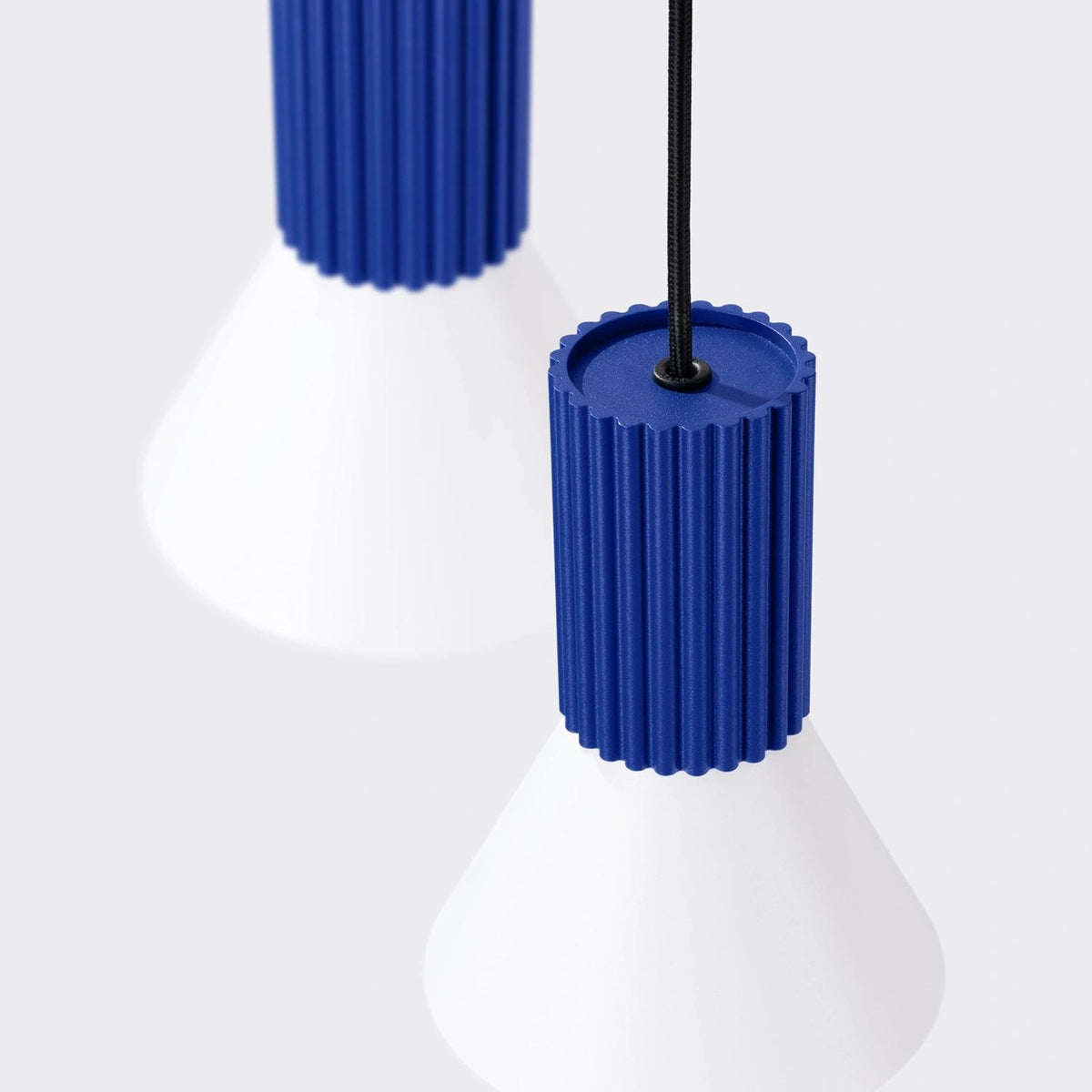 
Lampada a sospensione di design „Estria“ a 3 luci - Bianco/Ultramarino
