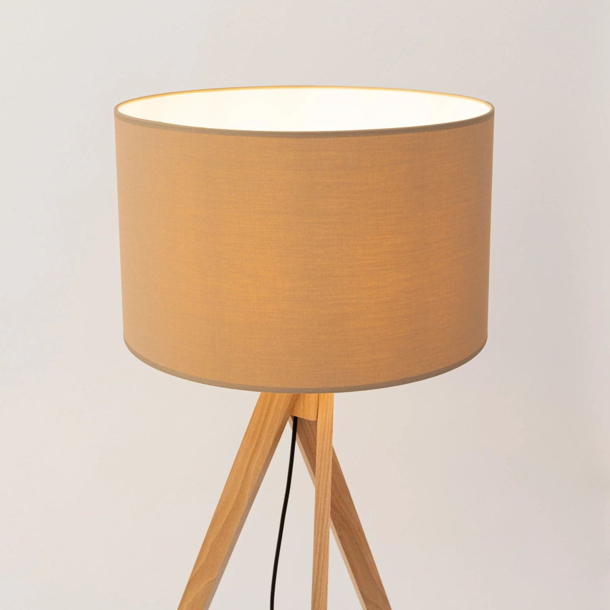 
Design Stehlampe "Natt" - Taupe/Naturholz