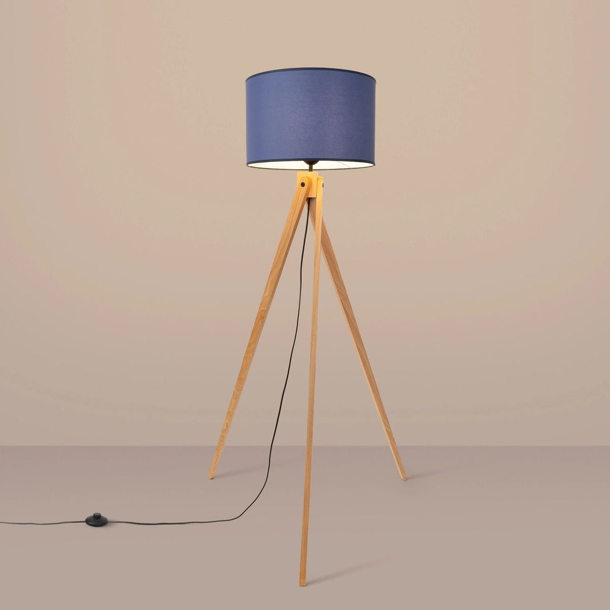 
Design Stehlampe "Natt" - Marineblau/Naturholz
