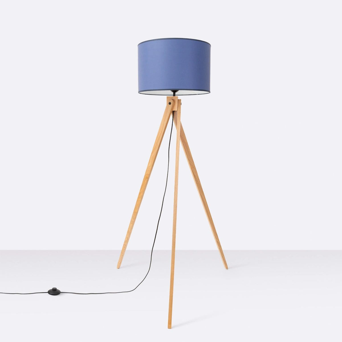 
Design Stehlampe "Natt" - Marineblau/Naturholz