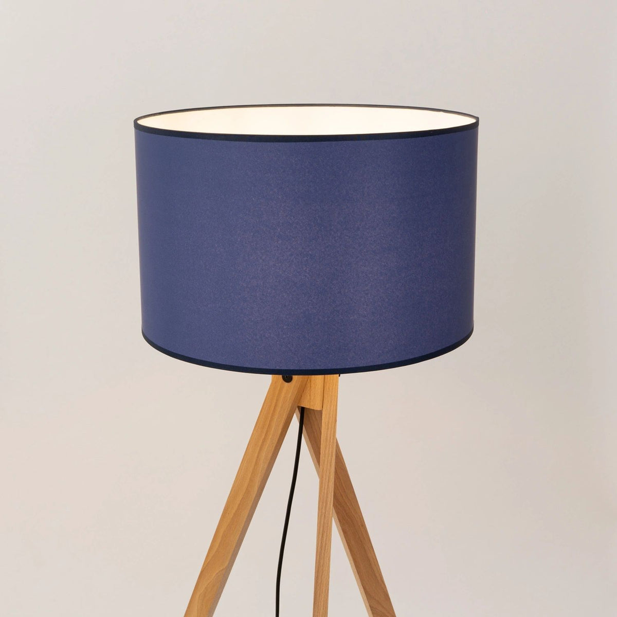 
Design Stehlampe "Natt" - Marineblau/Naturholz