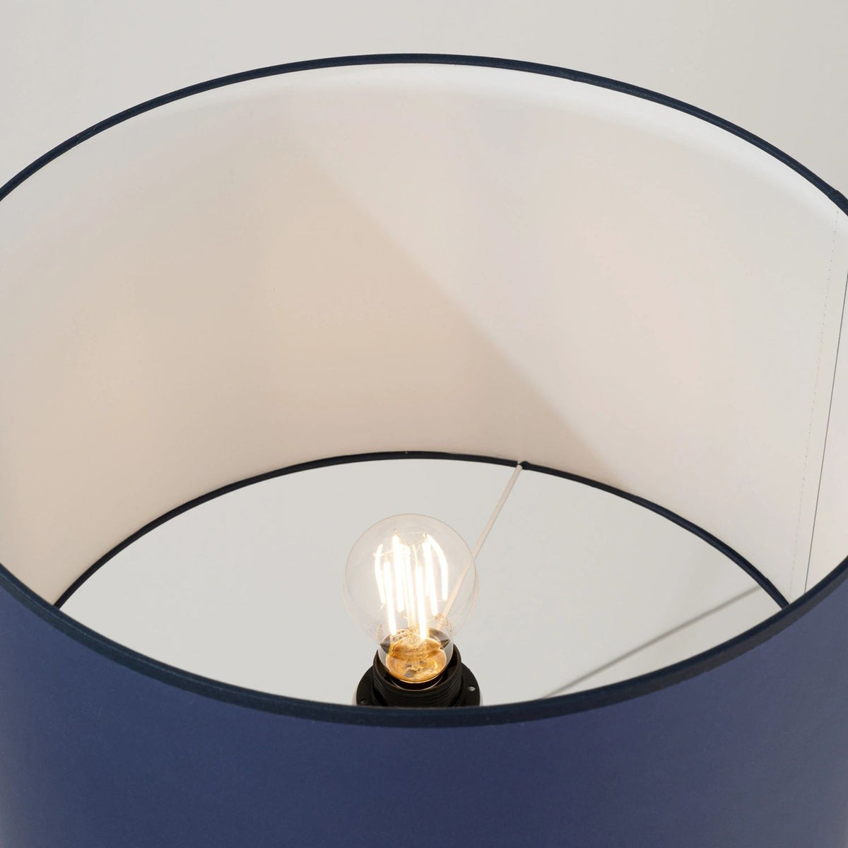 
Design Stehlampe "Natt" - Marineblau/Naturholz