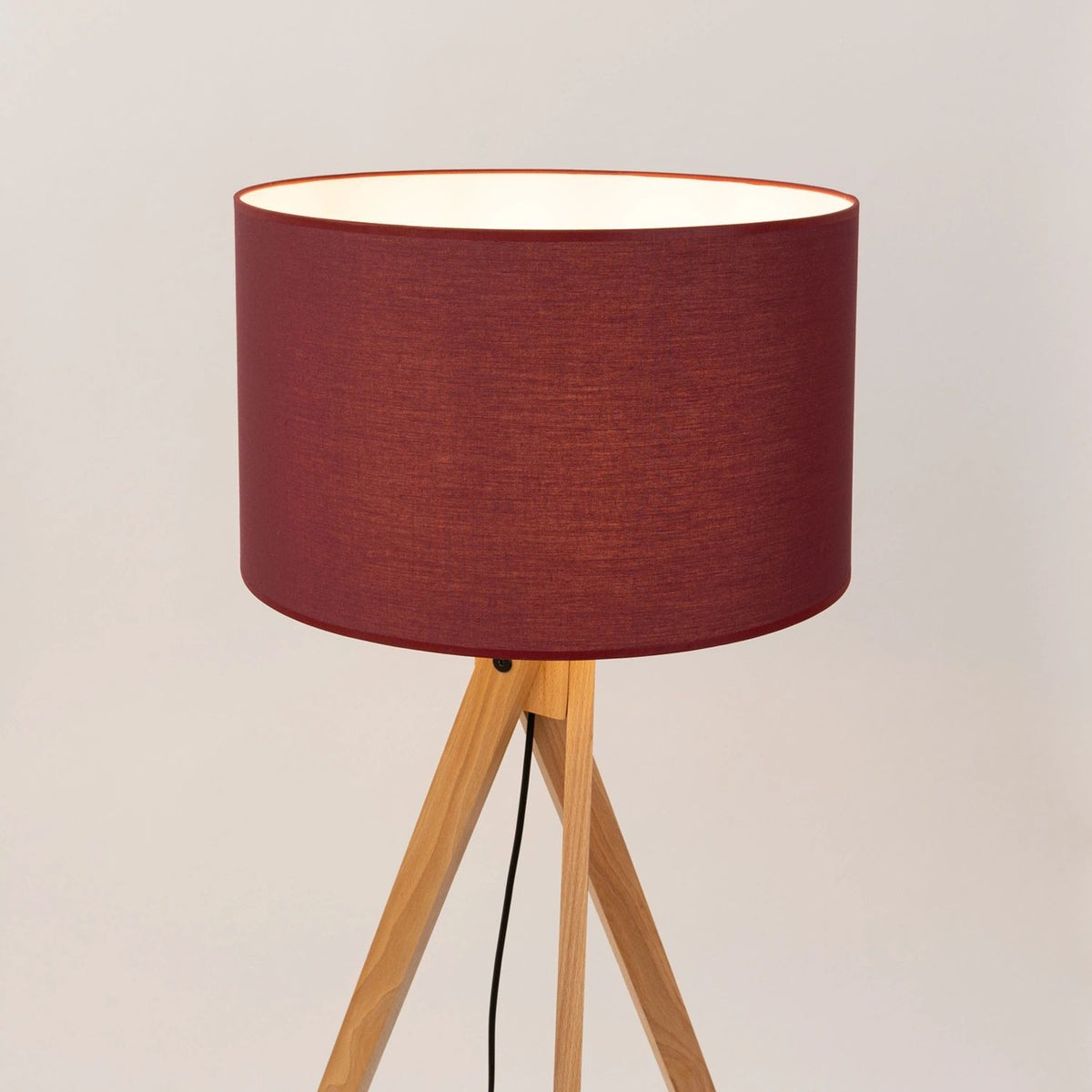 
Design Stehlampe "Natt" - Burgunderrot/Naturholz
