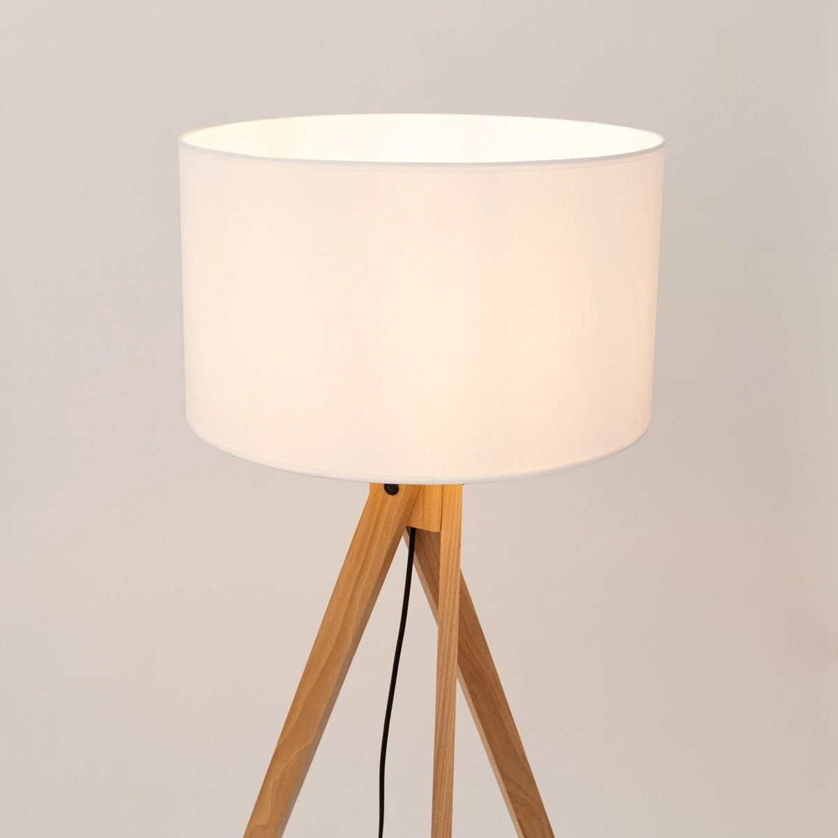 
Design Stehlampe "Natt" - Weiss/Naturfarbenes Holz