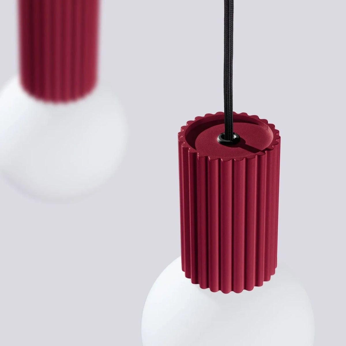 
Design Pendellampe „Halo II“, 2-flammig - Burgundrot