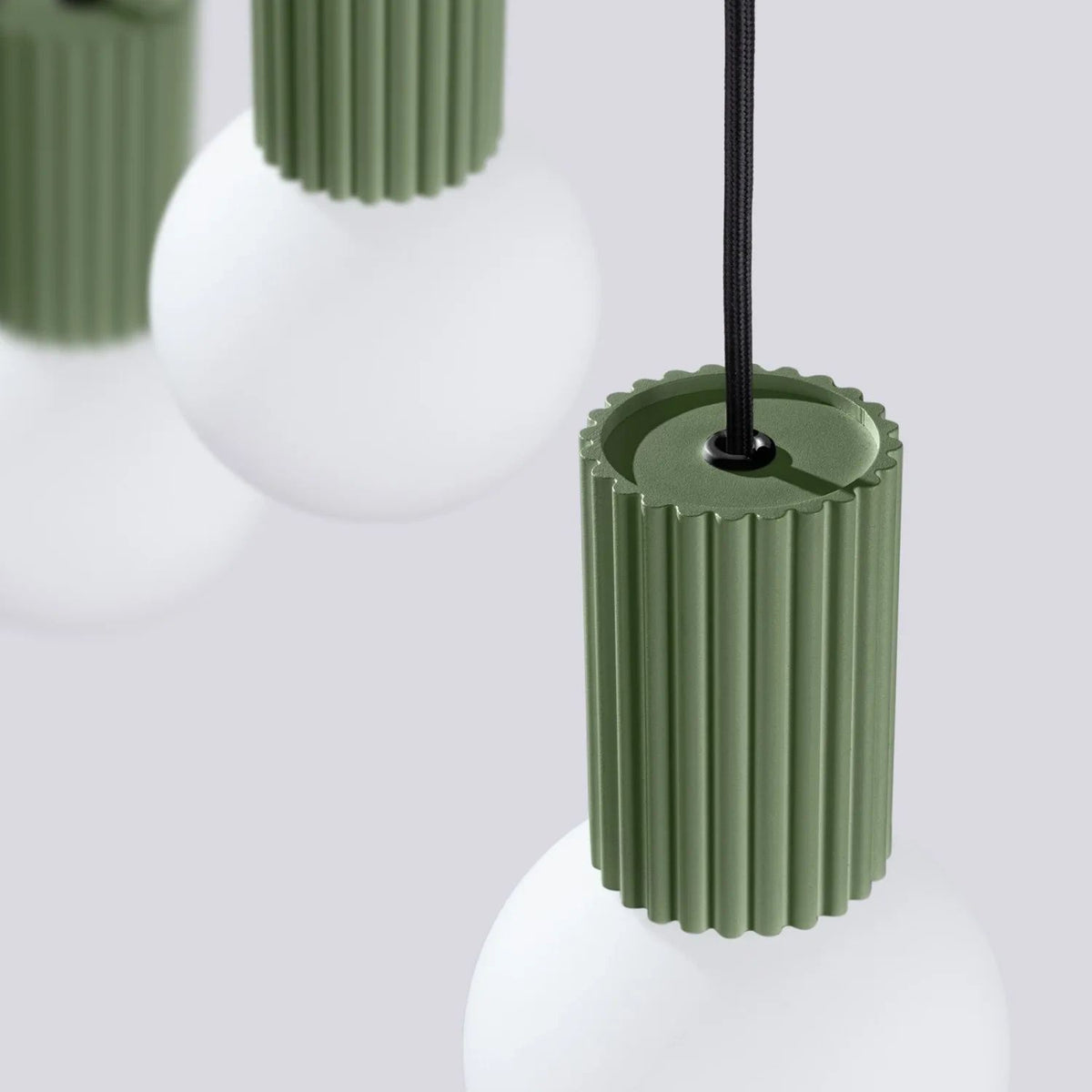 
Design Pendellampe „Halo II“, 3-flammig - Olivgrün