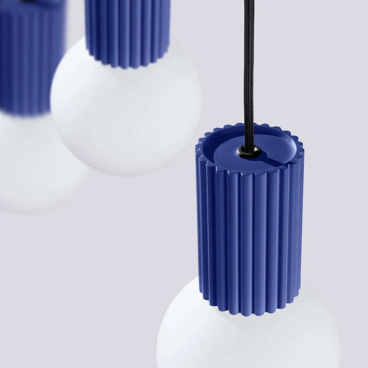 
Design Pendellampe „Halo II“, 3-flammig - Ultramarine
