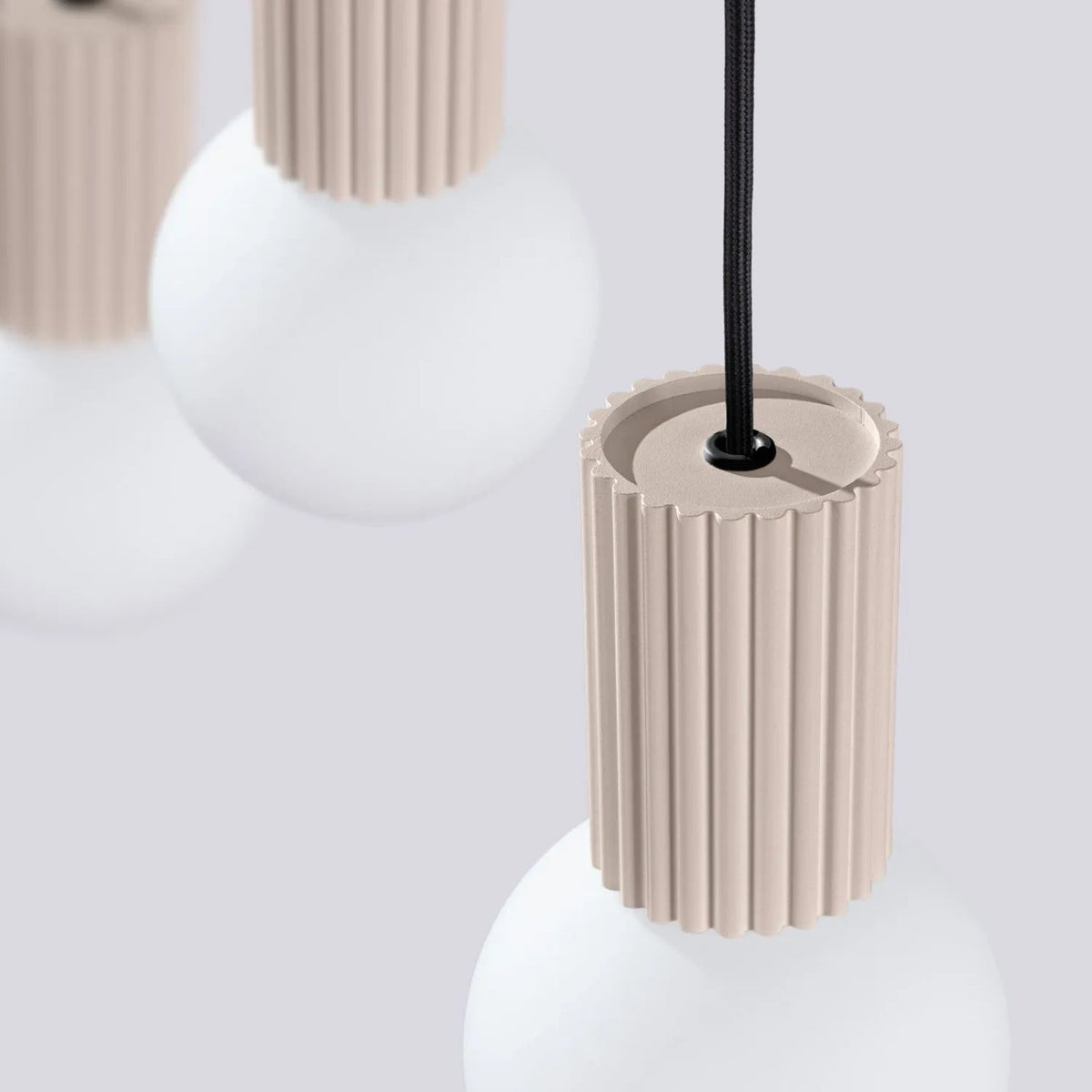 
Design Pendellampe „Halo II“, 3-flammig - Taupe