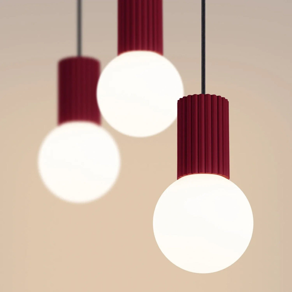 
Design Pendellampe „Halo II“, 3-flammig - Burgundrot