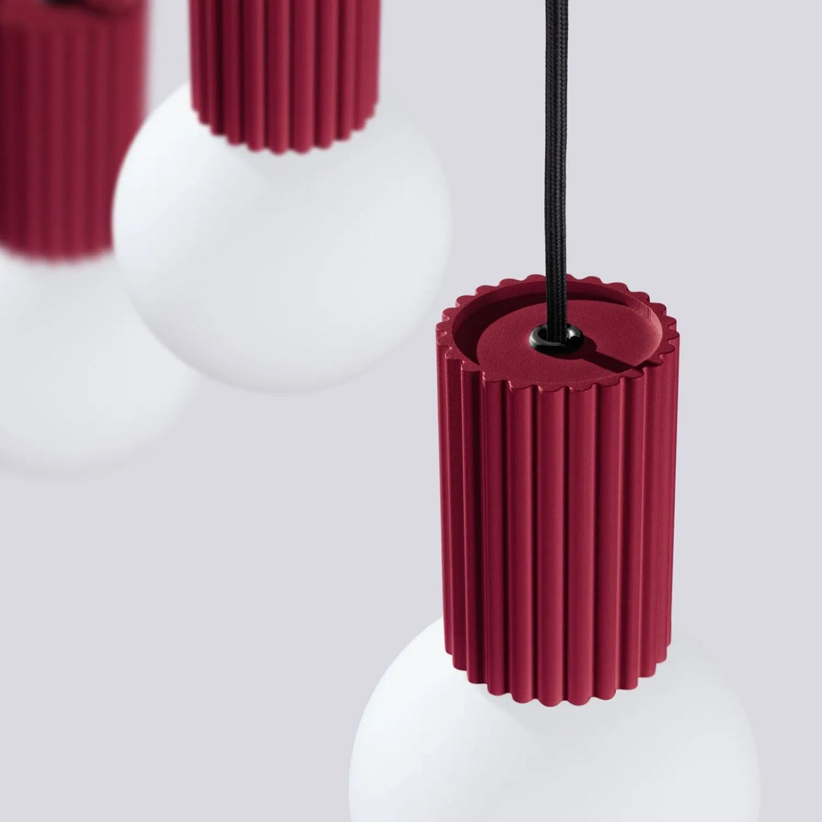 
Design Pendellampe „Halo II“, 3-flammig - Burgundrot