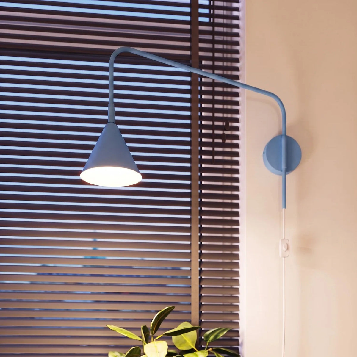 
Design Wandlampe „Nox“ - Hellblau