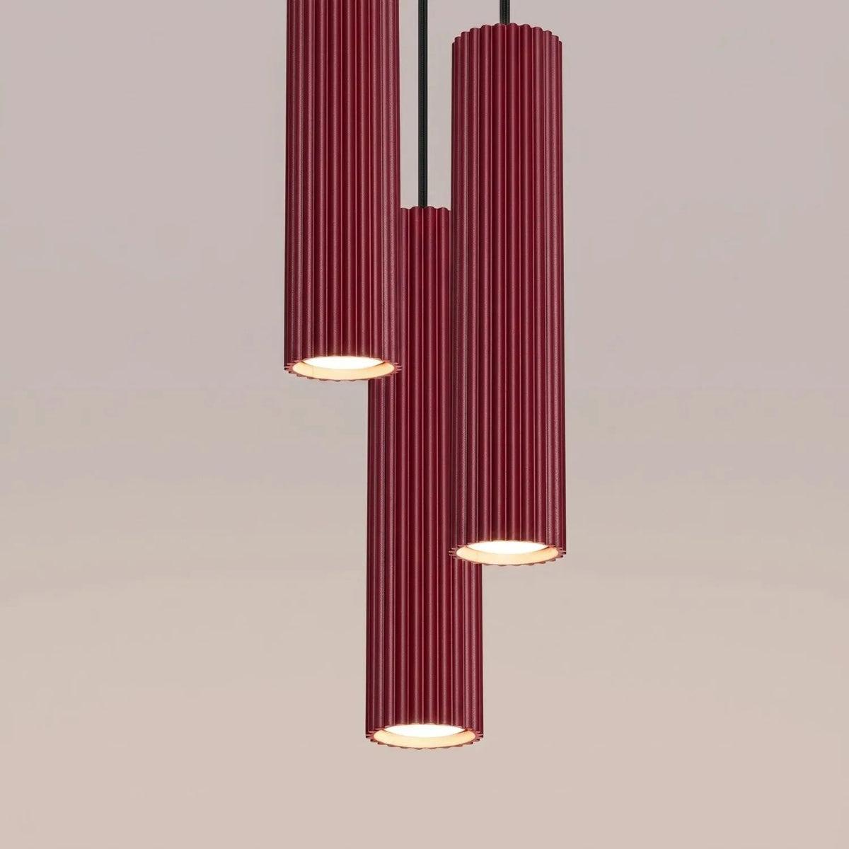 
Design Pendellampe „Karbon“ 3-flammig - Burgundrot