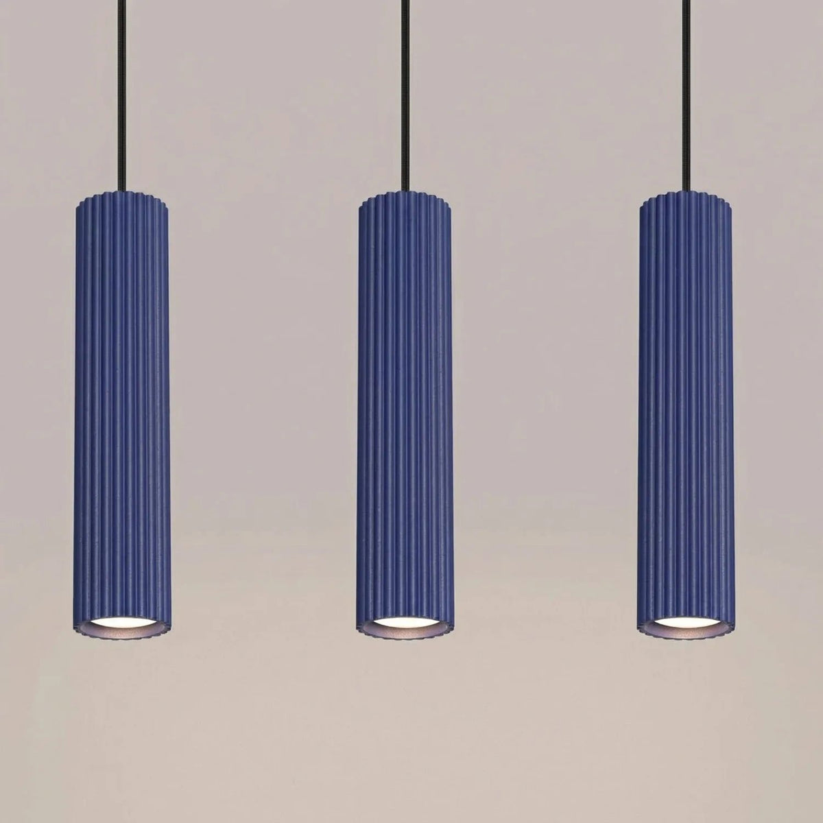 
Design Pendellampe „Karbon“ 3-flammig (linear) - Ultramarine