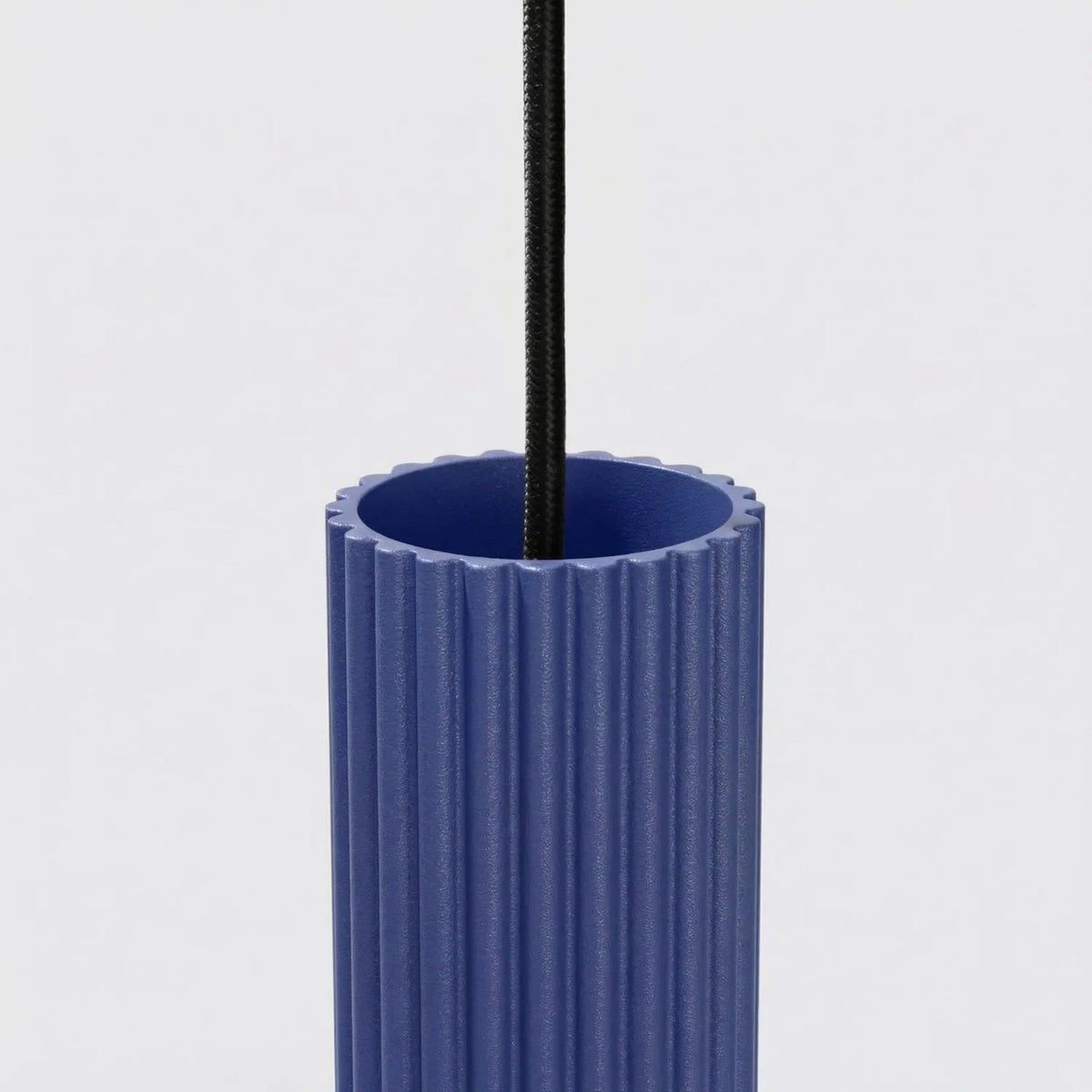 
Design Pendellampe „Karbon“ 3-flammig (linear) - Ultramarine