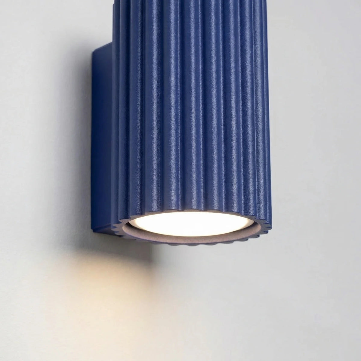 
Lampe murale design « Karbon » - Outremer / Ø 8.5 x 10 cm