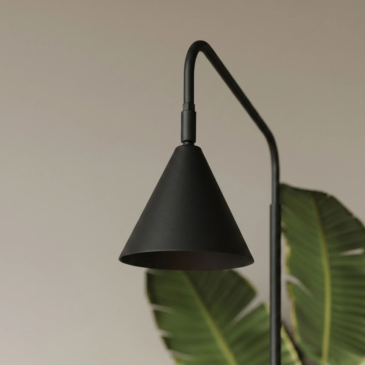 
Design Stehlampe „Nox“ - Schwarz