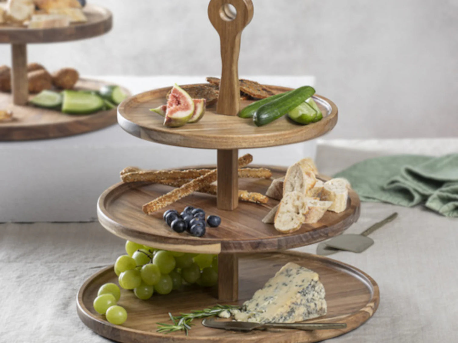 
Étagère à gâteaux « Gather » en bois d'acacia, 3 niveaux