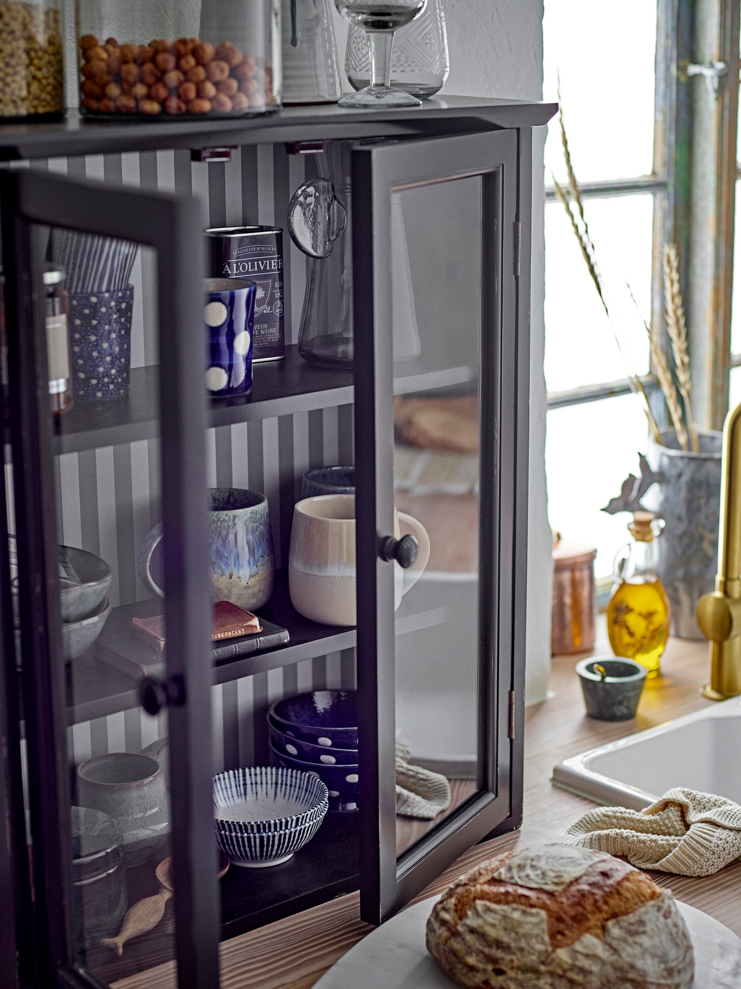 
Cabinet design « Hazem » - Noir à rayures