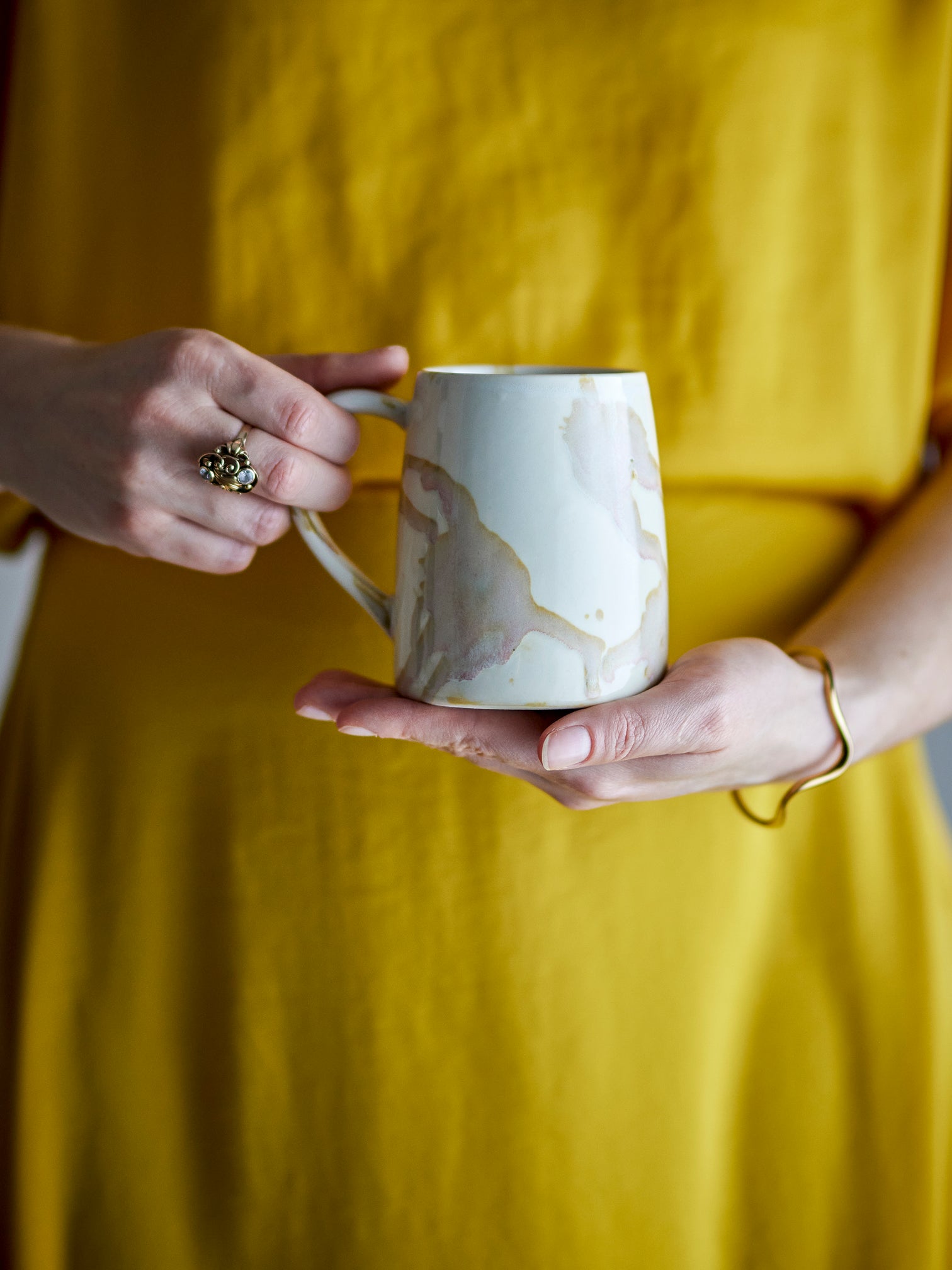 
Ensemble de 4 tasses Winnie faites à la main - Tons crème et rose