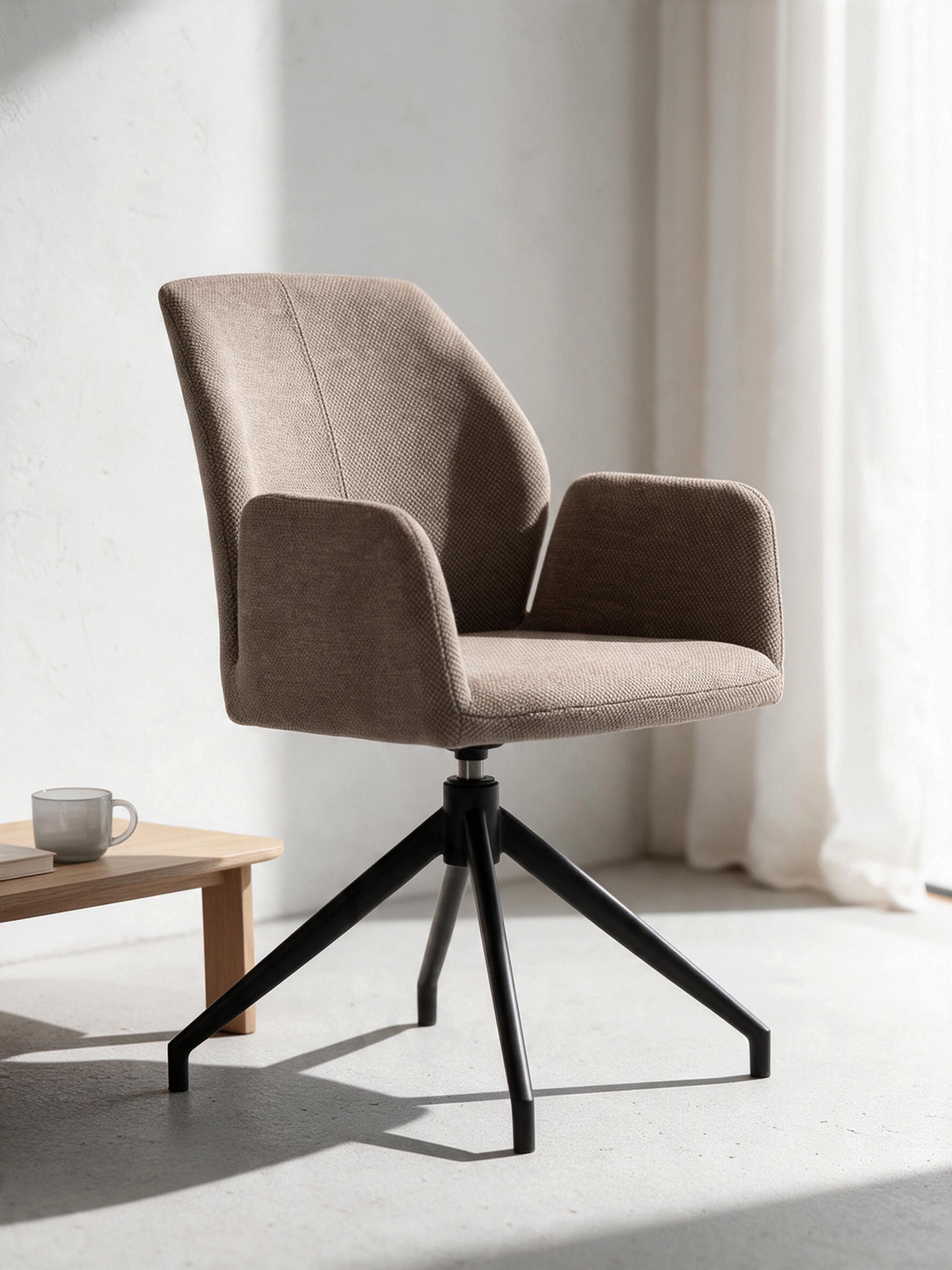 
Sedia girevole di design „Storm“ con braccioli - Braun
