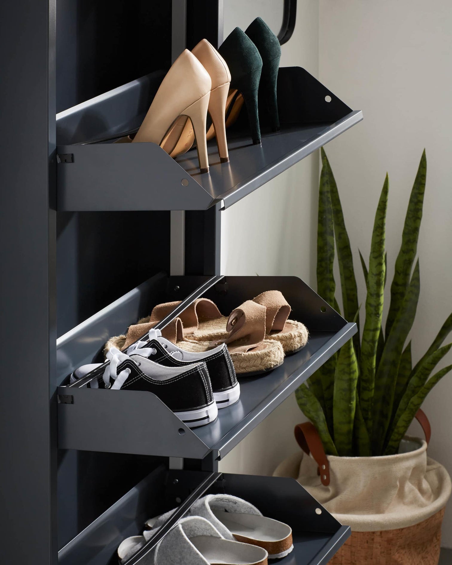 
"Odeo" metal shoe cabinet - Anthracite / 3-door