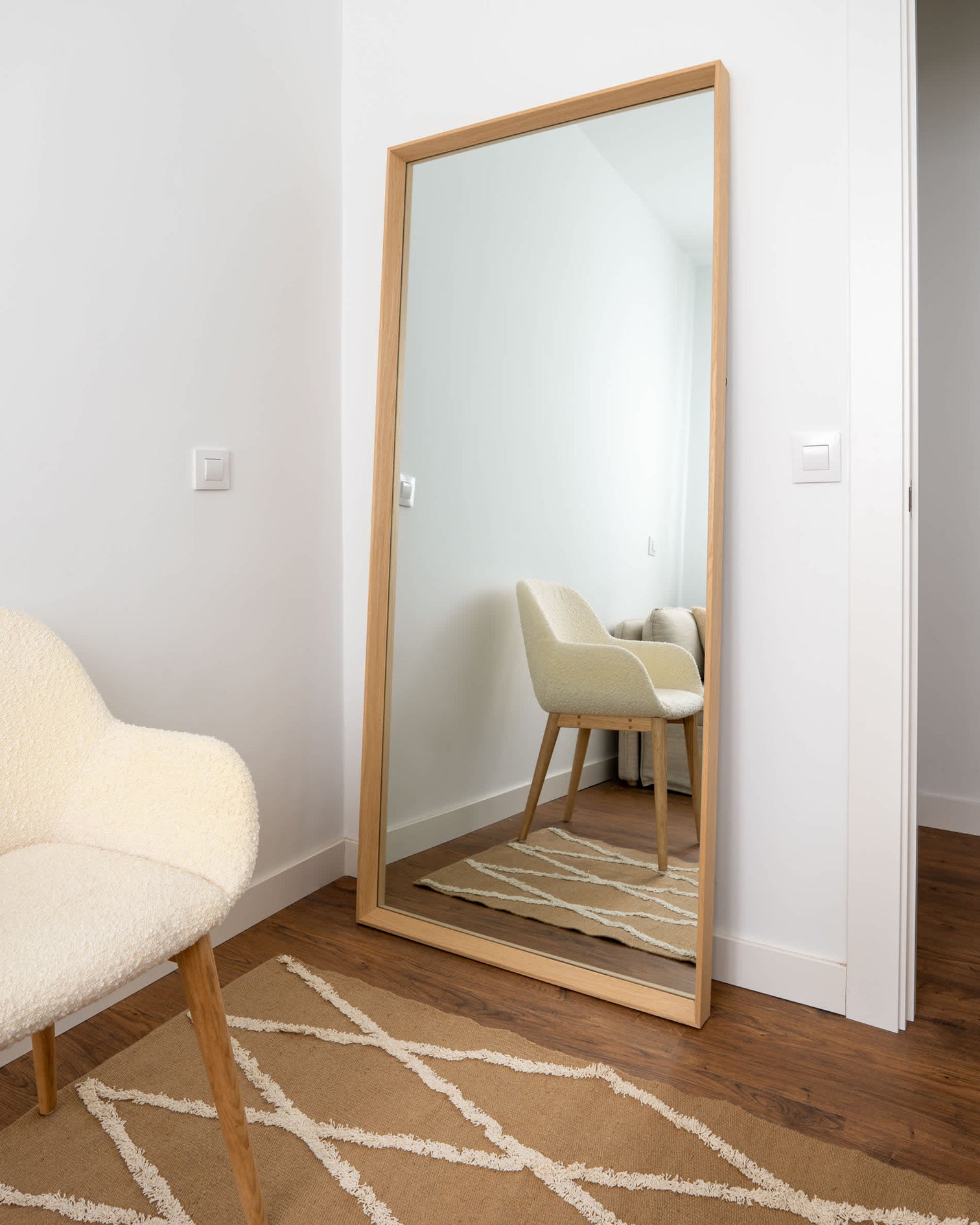 
Large Wall Mirror "Yvonne 3D" - Light wood