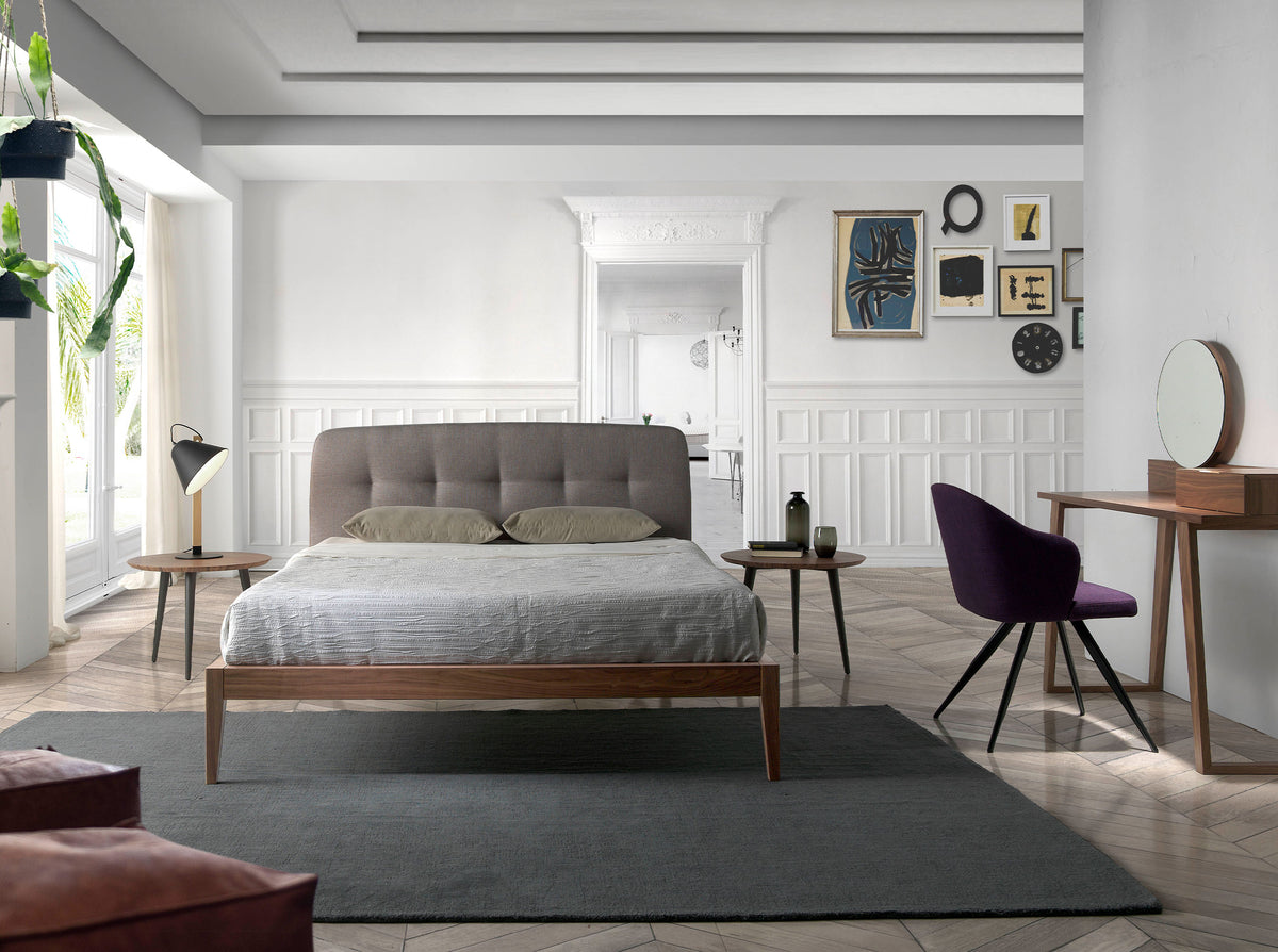
Design Bett „Koh Samui“ aus furniertem Nussbaumholz