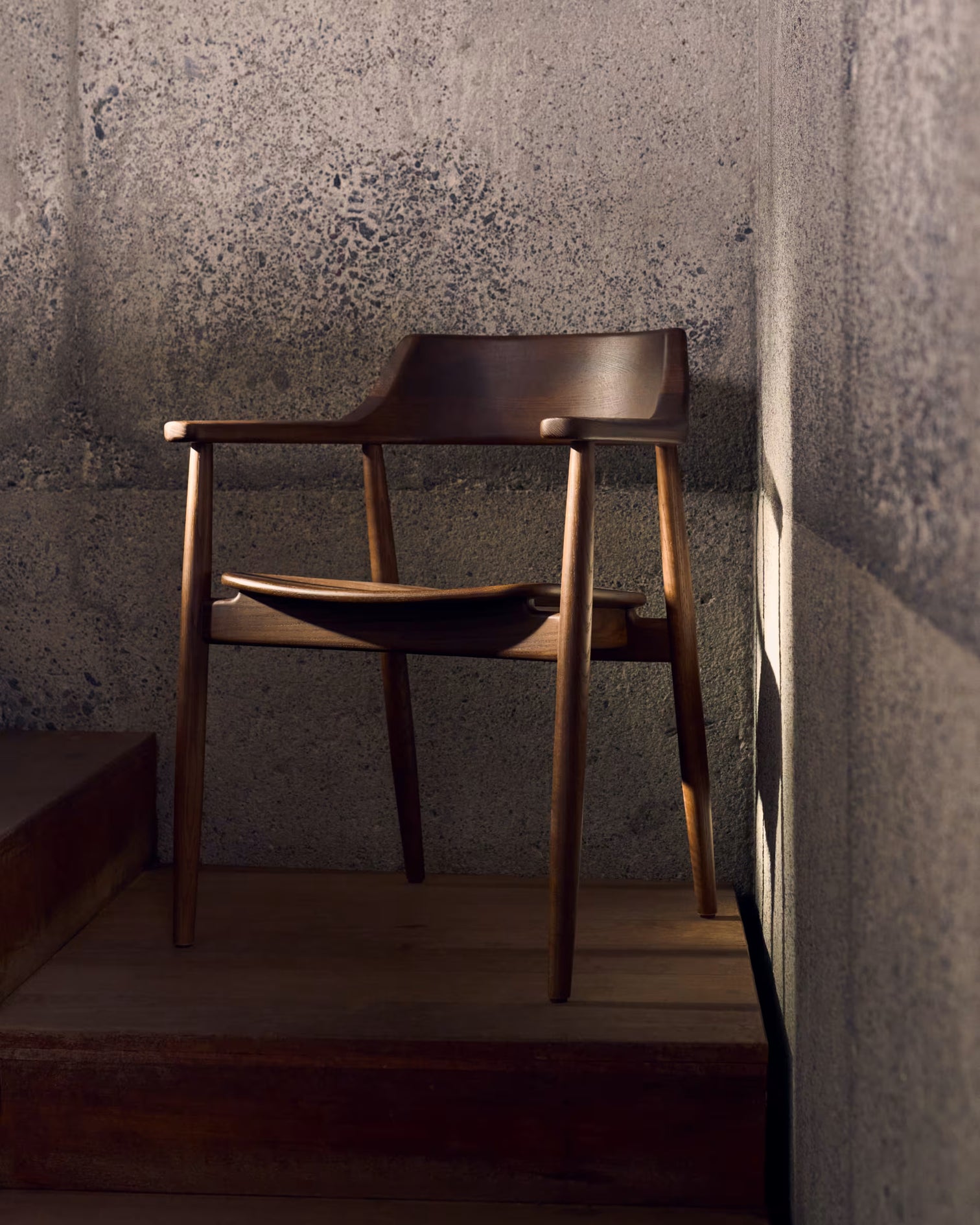 
Fauteuil design « Fondesso » en chêne massif - Chêne finition noyer